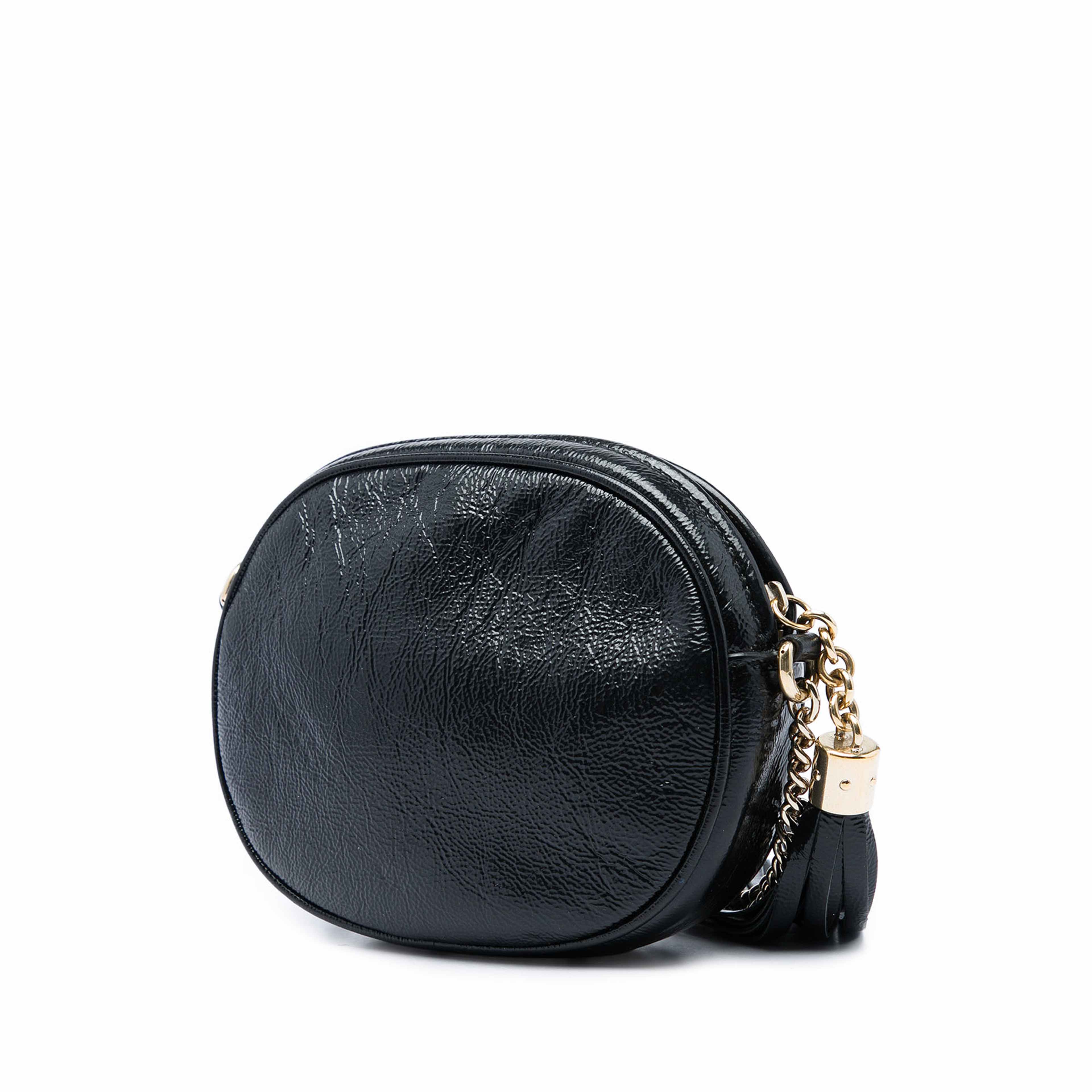 Gucci Mini Patent Soho Chain Crossbody, från Luxclusif, i färgen svart. Klicka för att öppna bilden i stort format