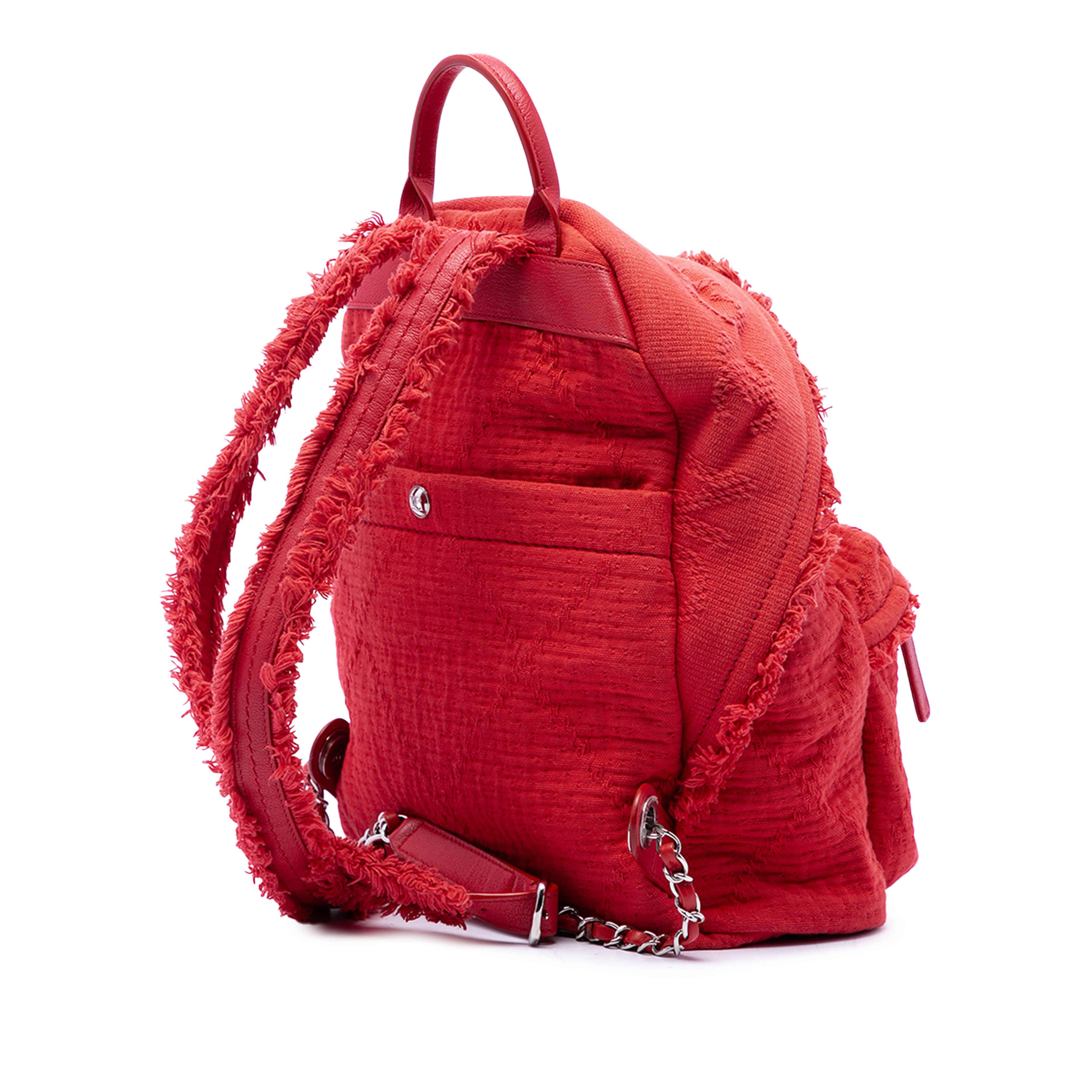 Chanel Quilted Canvas Front Pocket Fringe Backpack, från Luxclusif, i färgen röd. Klicka för att öppna bilden i stort format