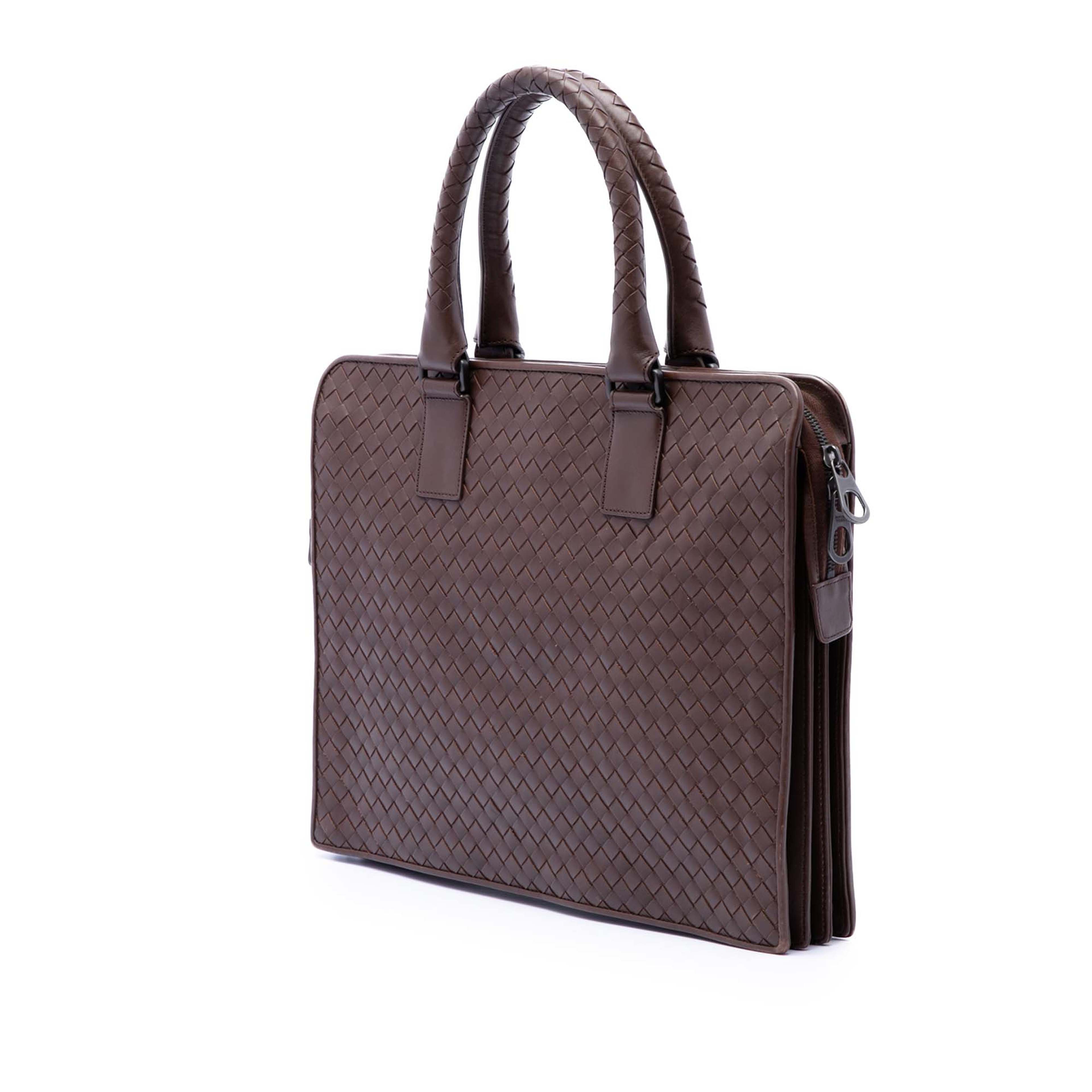Bottega Veneta Nappa Intrecciato Business Bag, från Luxclusif, i färgen dark brown. Klicka för att öppna bilden i stort format