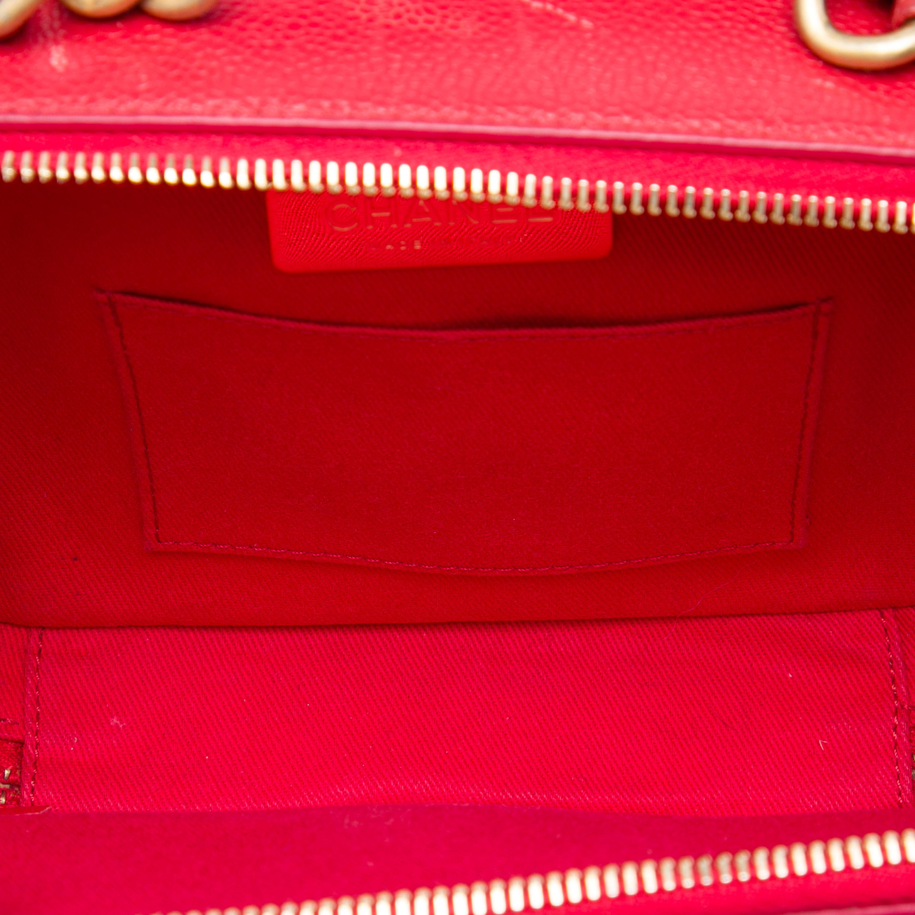 Chanel Small Cc Quilted Caviar Top Handle Camera Bag, från Luxclusif, i färgen röd. Klicka för att öppna bilden i stort format