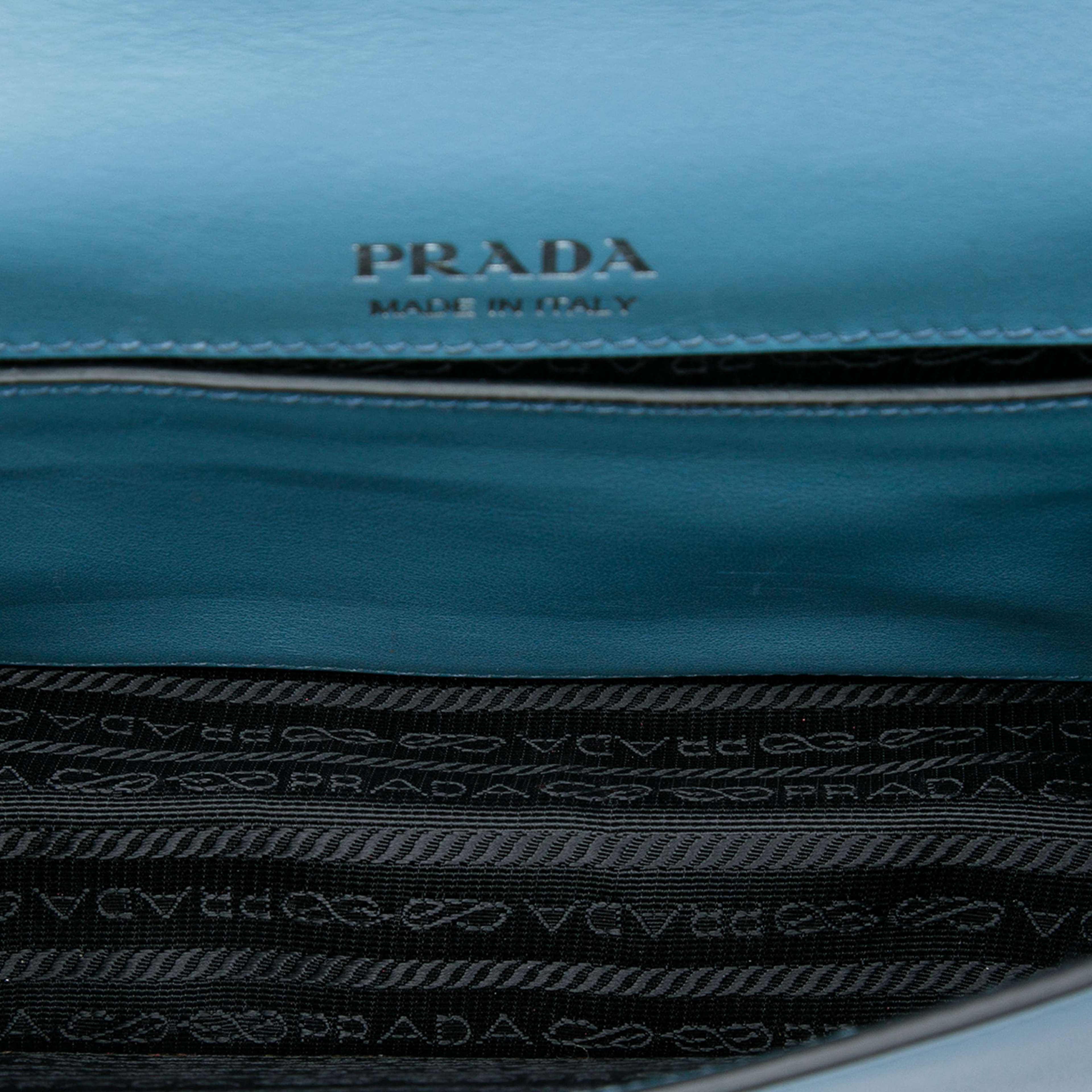 Prada City Calf Plex Ribbon Crossbody, från Luxclusif, i färgen blå. Klicka för att öppna bilden i stort format