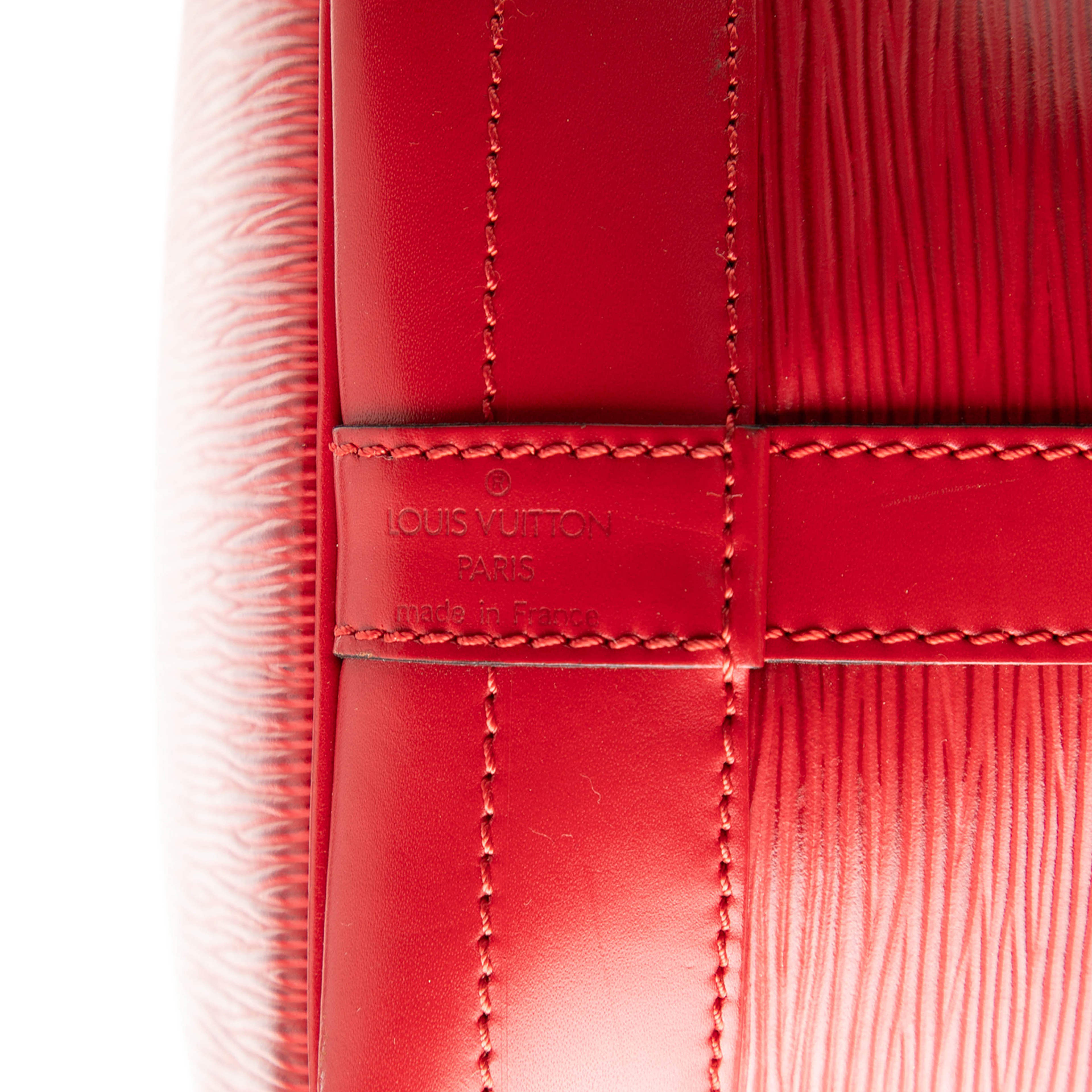 Louis Vuitton Epi Noe Gm, från Luxclusif, i färgen red. Klicka för att öppna bilden i stort format