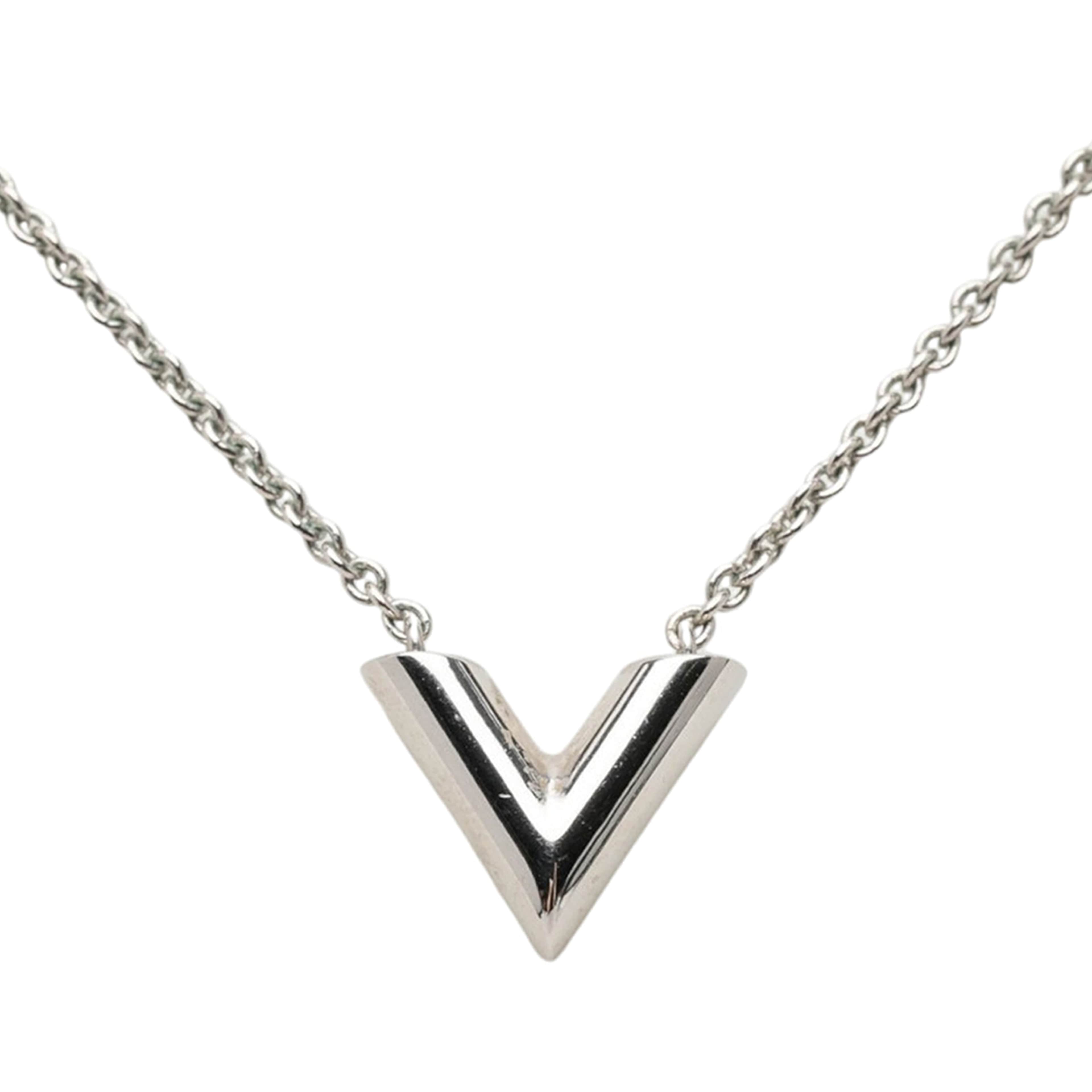 Louis Vuitton Brass Essential V Supple Necklace, från Luxclusif, i färgen silver. Klicka för att öppna bilden i stort format