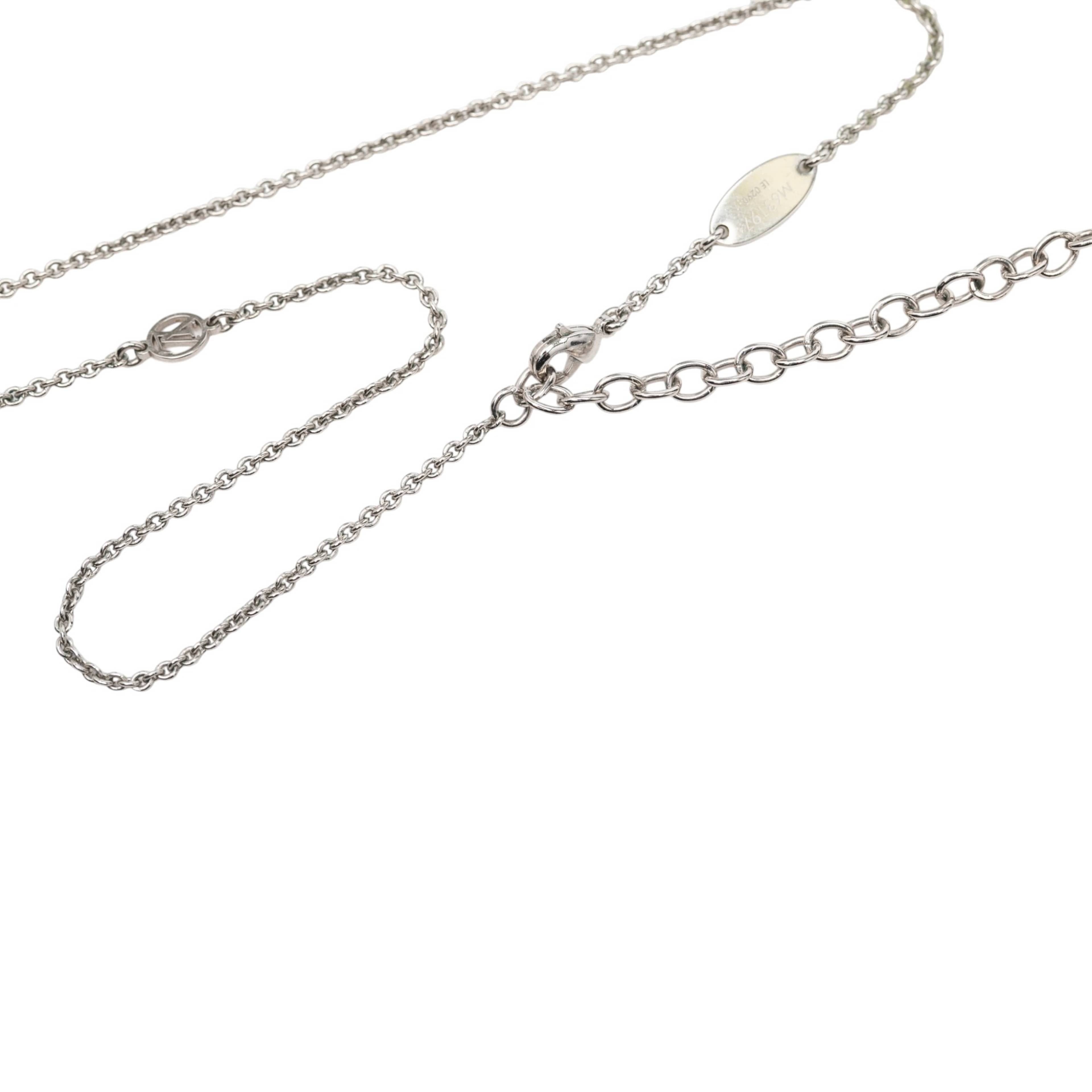 Louis Vuitton Brass Essential V Supple Necklace, från Luxclusif, i färgen silver. Klicka för att öppna bilden i stort format