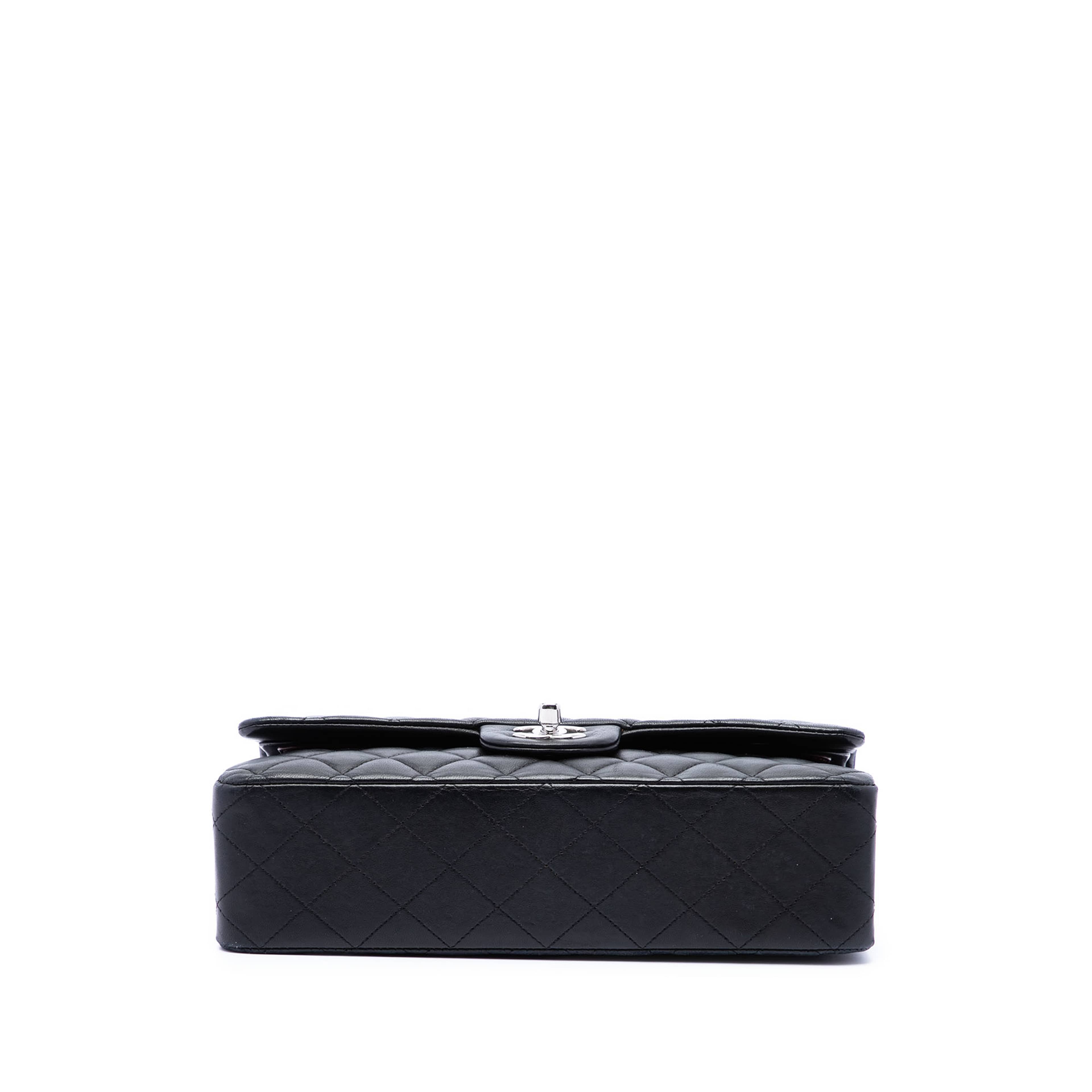 Chanel Medium Classic Lambskin Double Flap, från Luxclusif, i färgen svart. Klicka för att öppna bilden i stort format