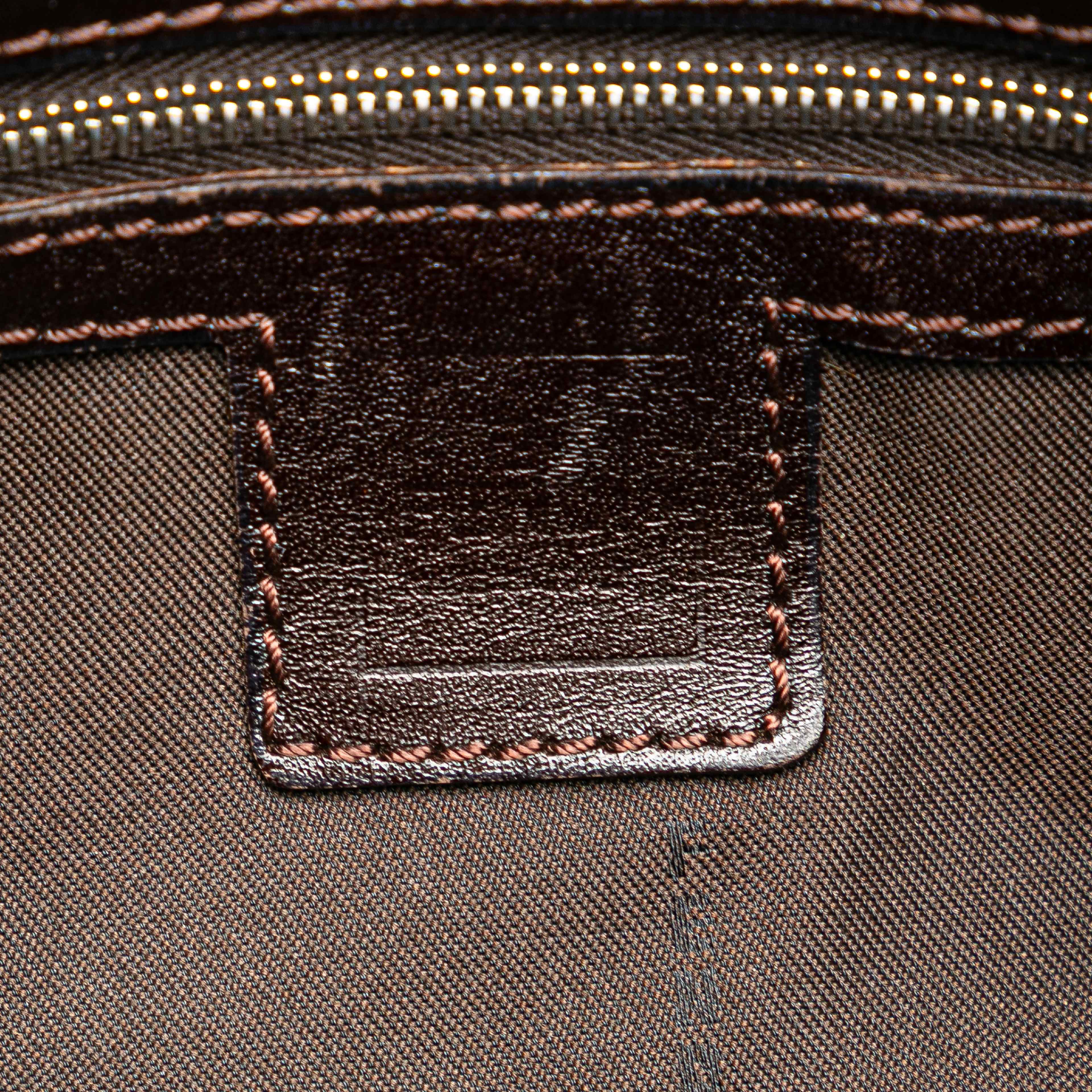 Fendi Zucca Canvas Shoulder Bag, från Luxclusif, i färgen brown. Klicka för att öppna bilden i stort format