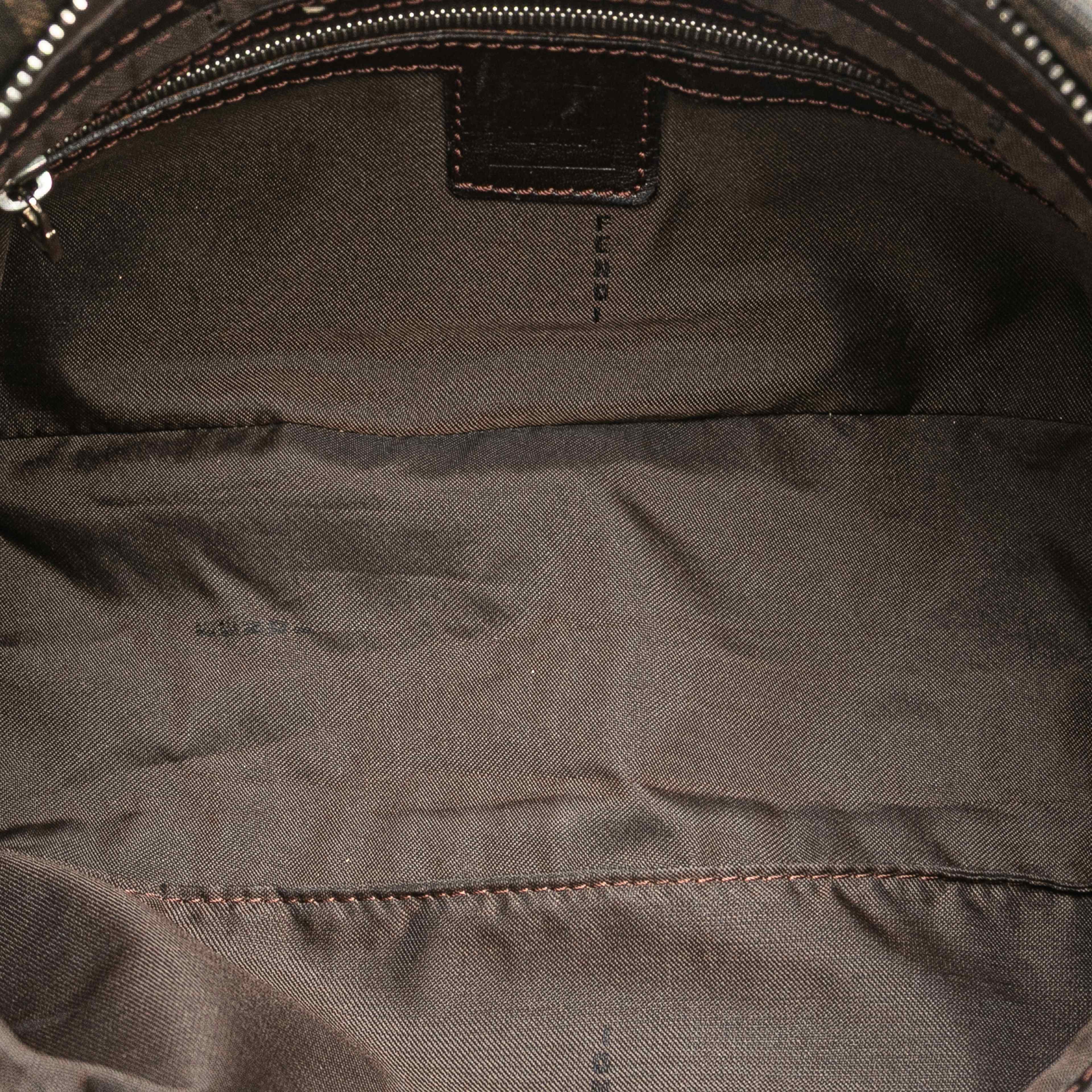 Fendi Zucca Canvas Shoulder Bag, från Luxclusif, i färgen brown. Klicka för att öppna bilden i stort format