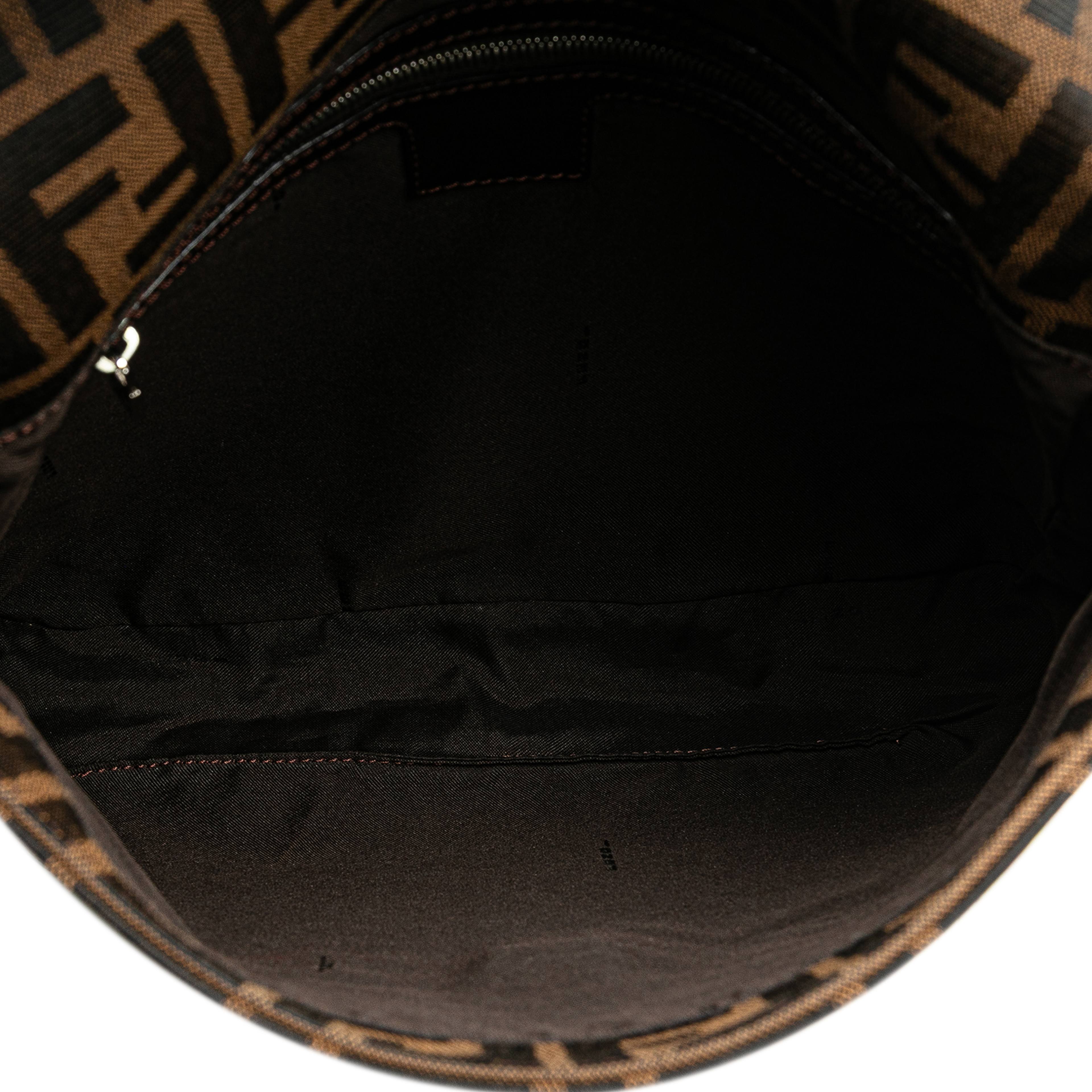 Fendi Zucca Canvas Shoulder Bag, från Luxclusif, i färgen brown. Klicka för att öppna bilden i stort format