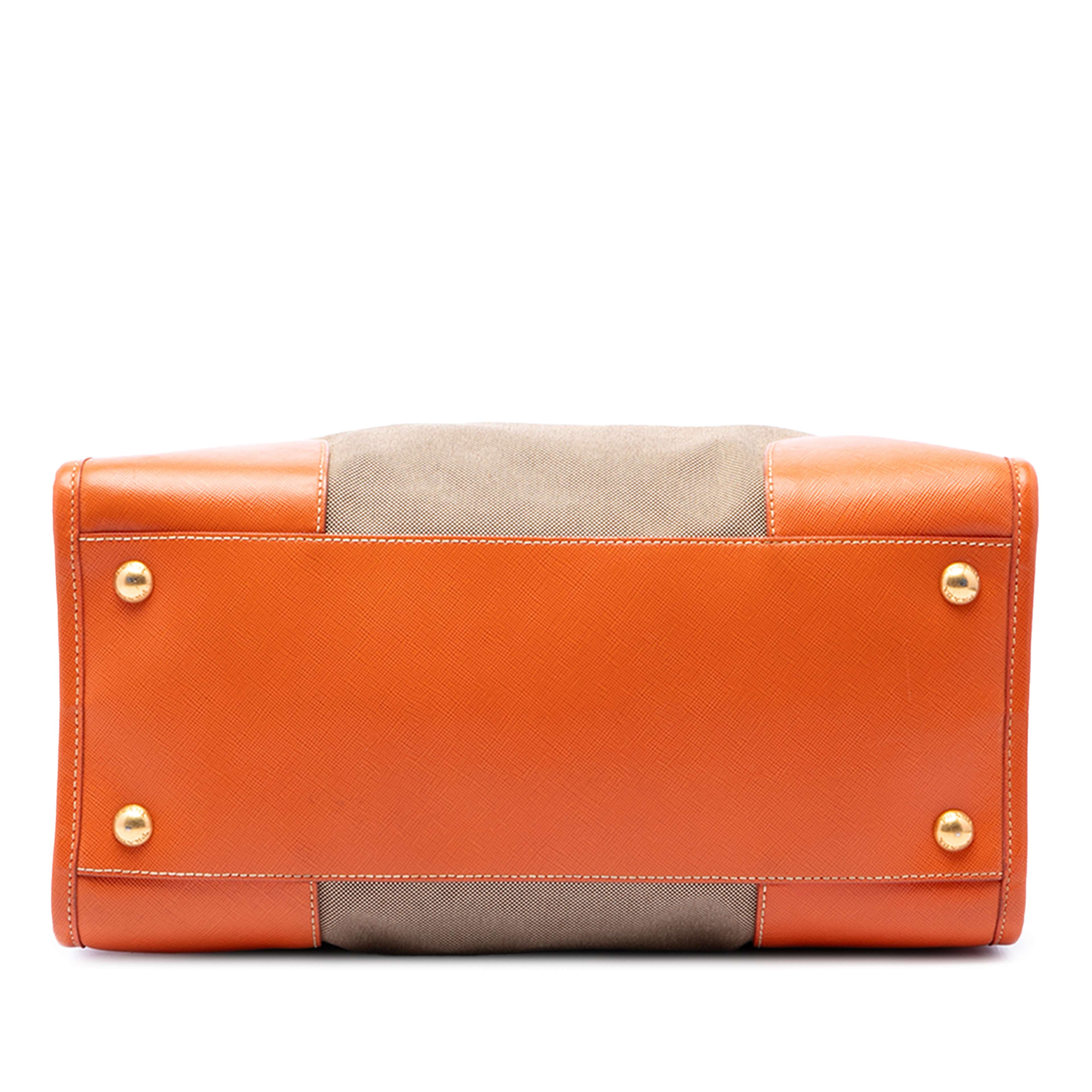 Prada Saffiano Trimmed Canvas Canapa Logo Satchel, från Luxclusif, i färgen brun. Klicka för att öppna bilden i stort format