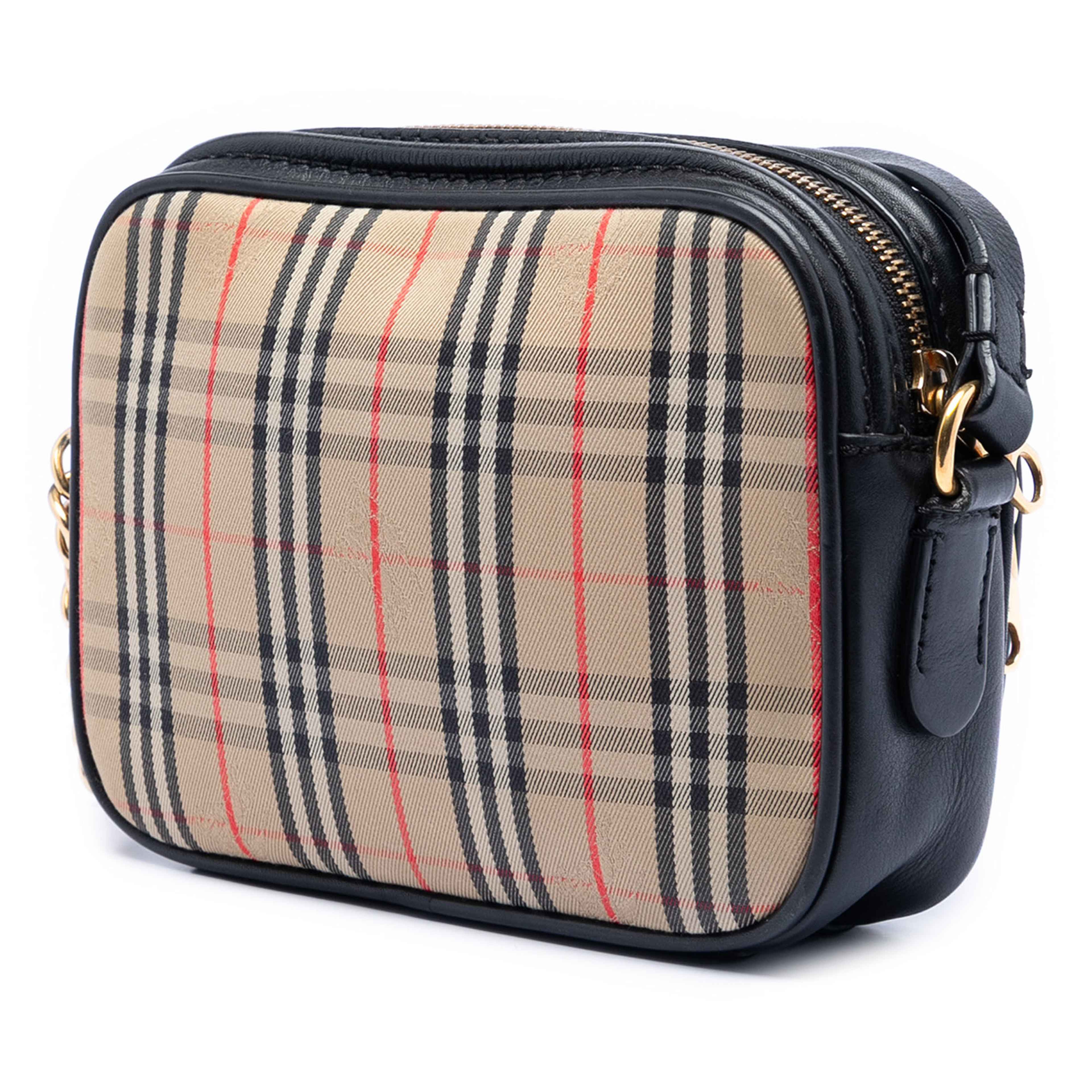 Burberry 1983 Knight Check Canvas And Calfskin Link Camera Bag, från Luxclusif, i färgen svart. Klicka för att öppna bilden i stort format
