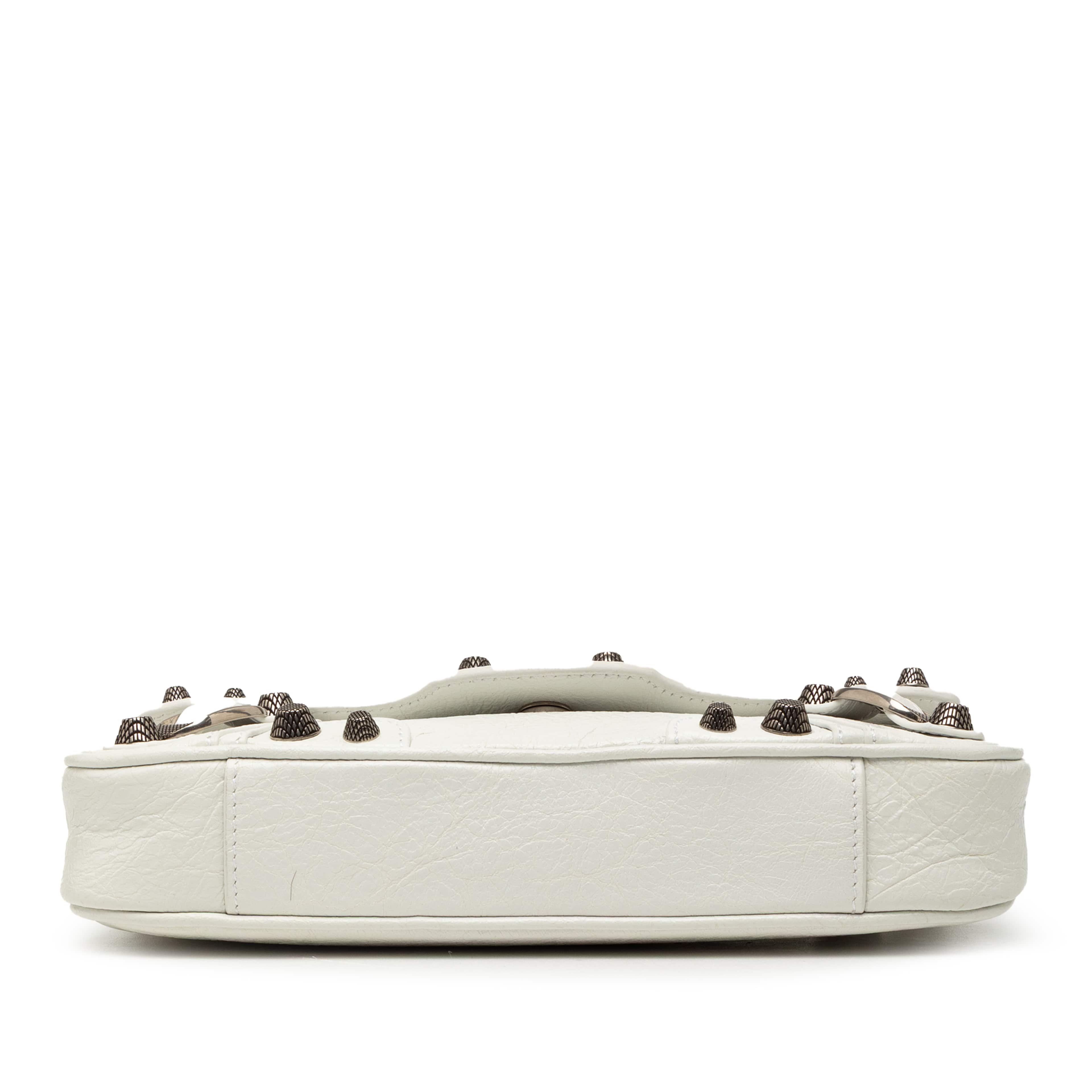 Balenciaga Xs Lambskin Le Cagole Sling Bag, från Luxclusif, i färgen white. Klicka för att öppna bilden i stort format