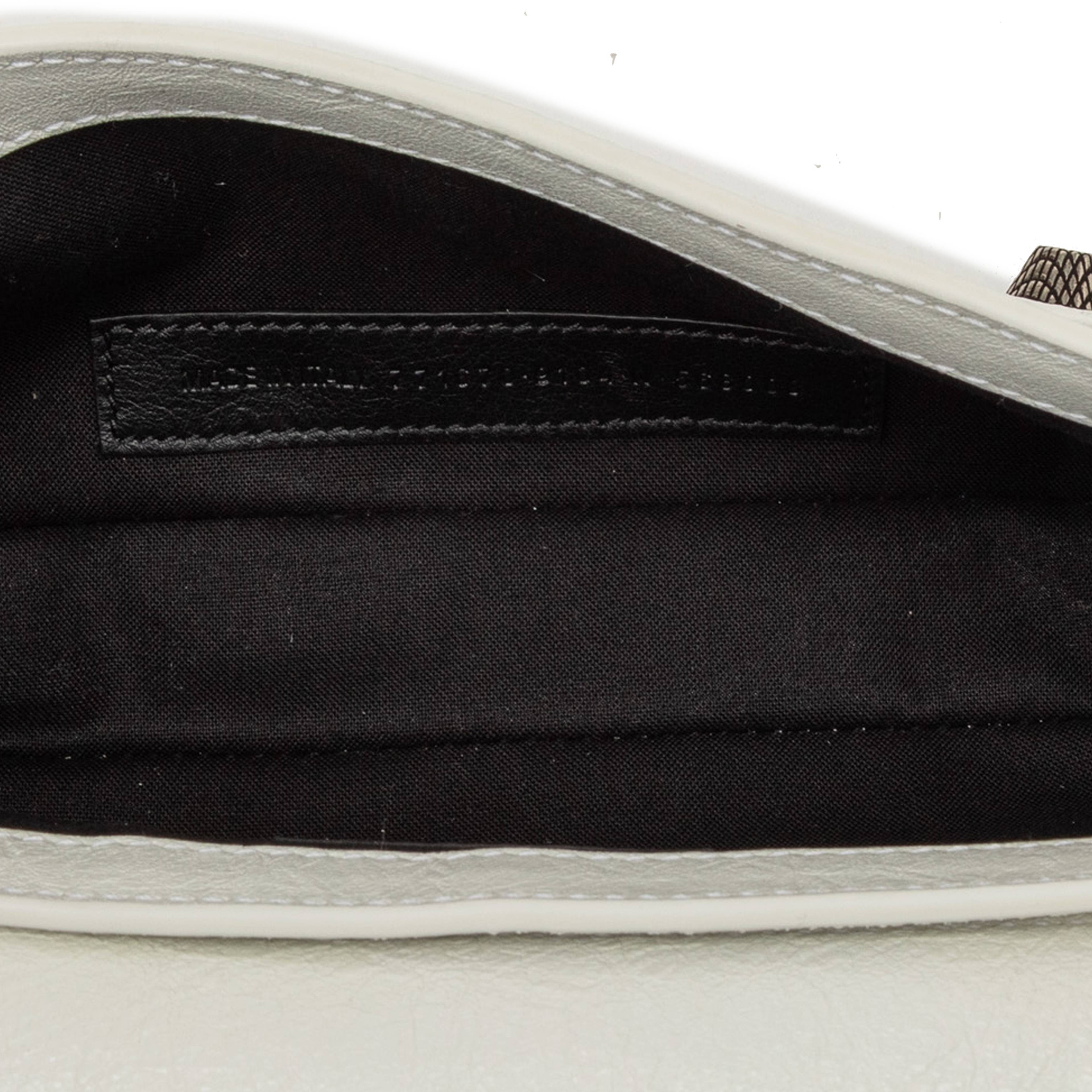 Balenciaga Xs Lambskin Le Cagole Sling Bag, från Luxclusif, i färgen white. Klicka för att öppna bilden i stort format