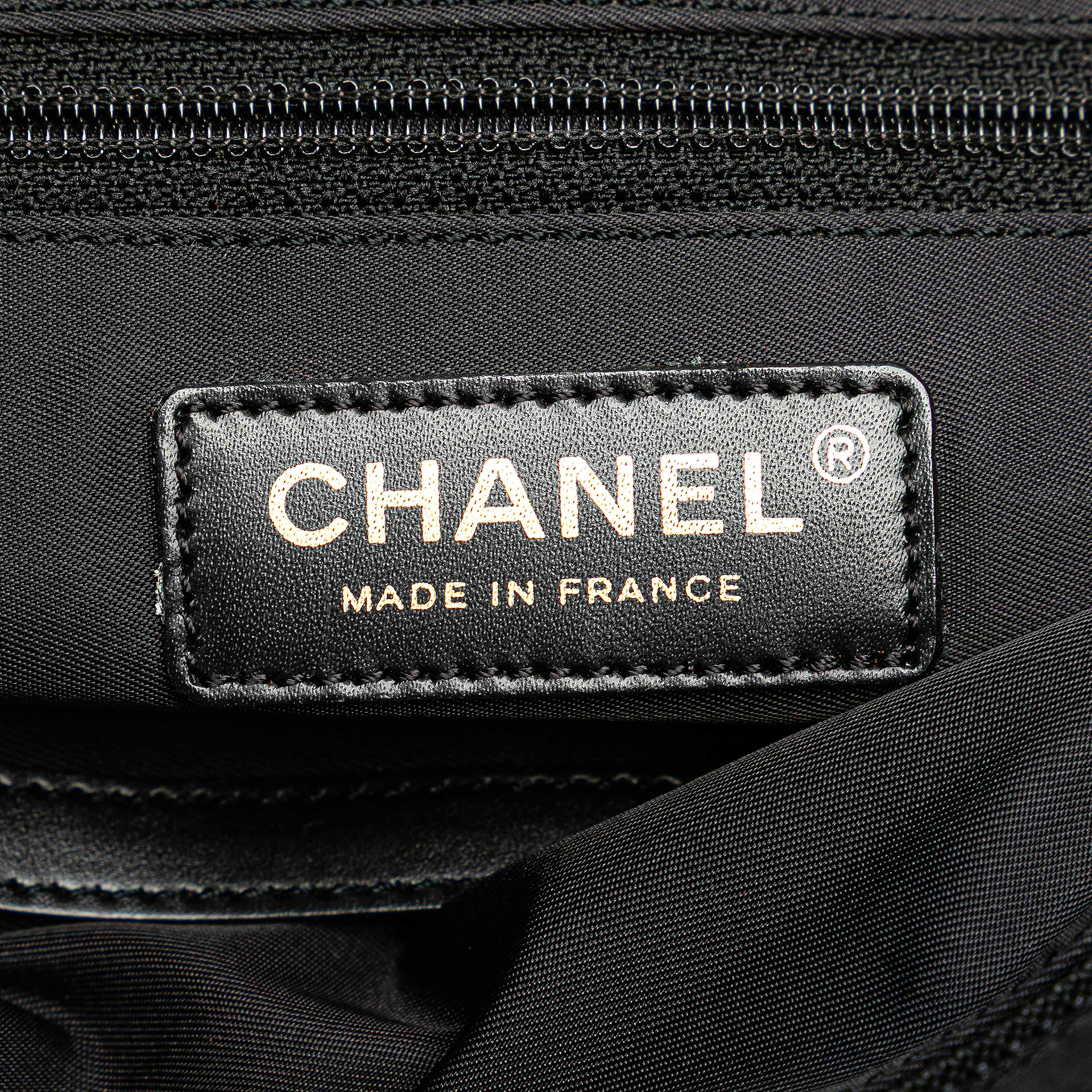 Chanel New Travel Line Nylon Tote, från Luxclusif, i färgen black. Klicka för att öppna bilden i stort format