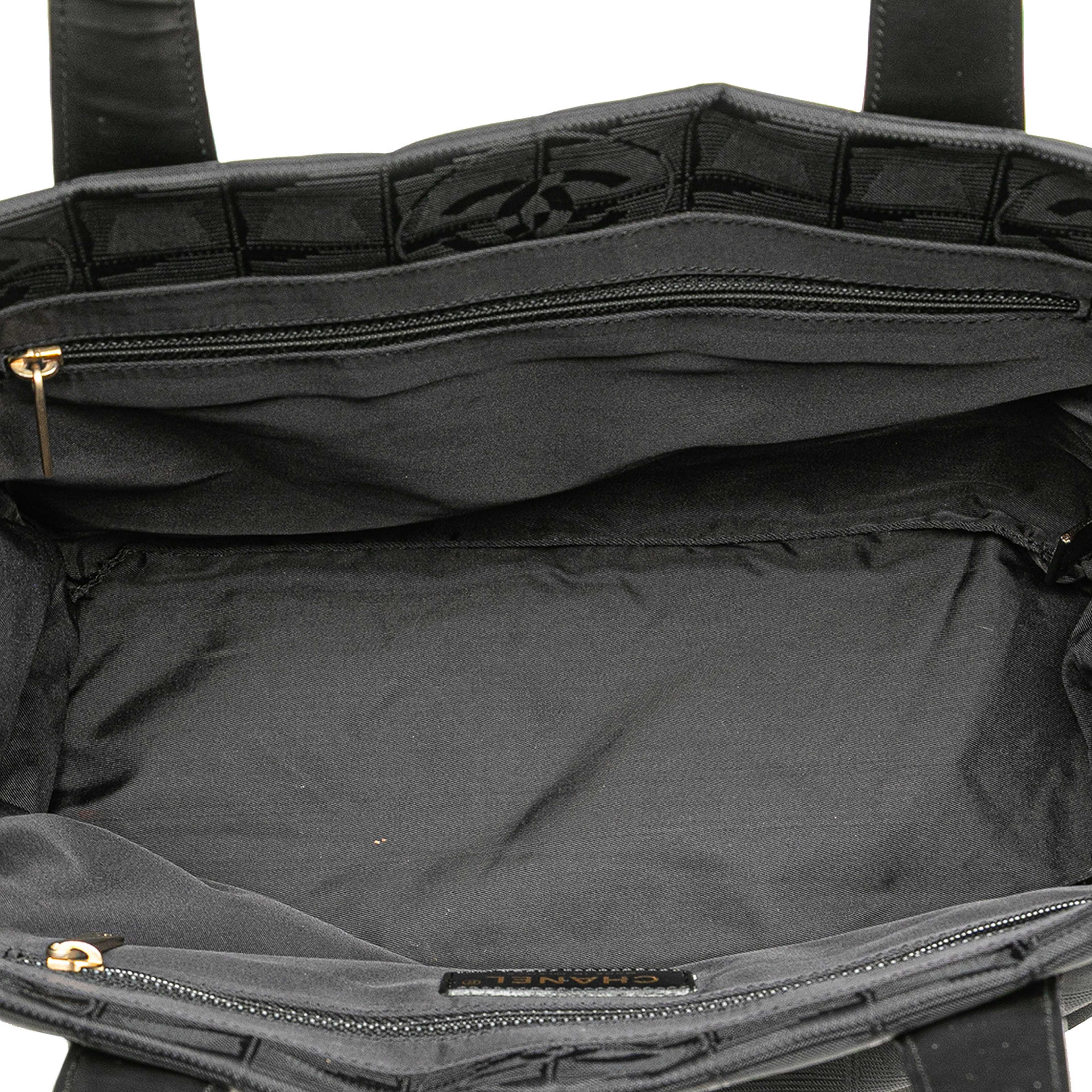 Chanel New Travel Line Nylon Tote, från Luxclusif, i färgen black. Klicka för att öppna bilden i stort format