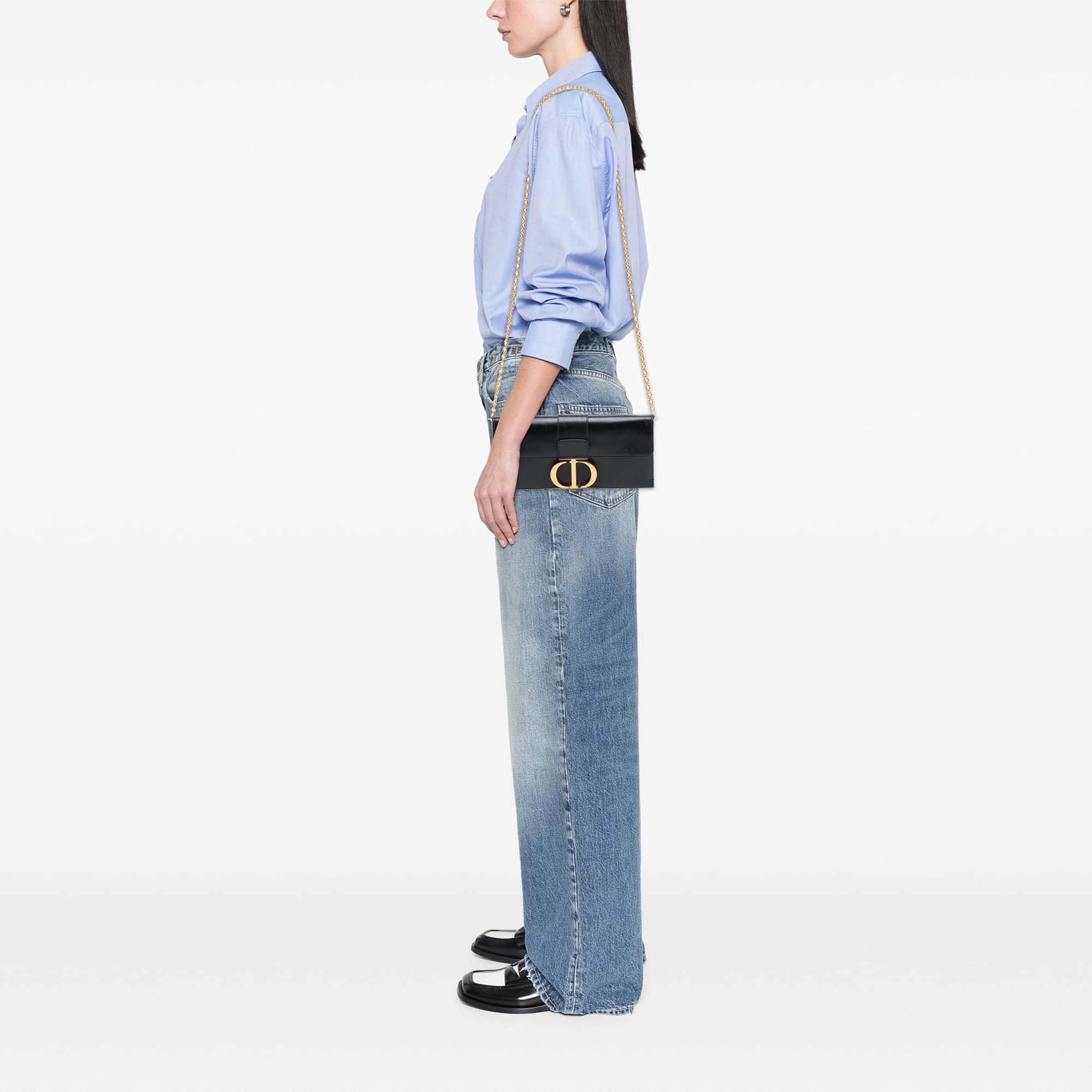 Dior Leather Montaigne 30 Clutch With Chain, från Luxclusif, i färgen svart. Klicka för att öppna bilden i stort format