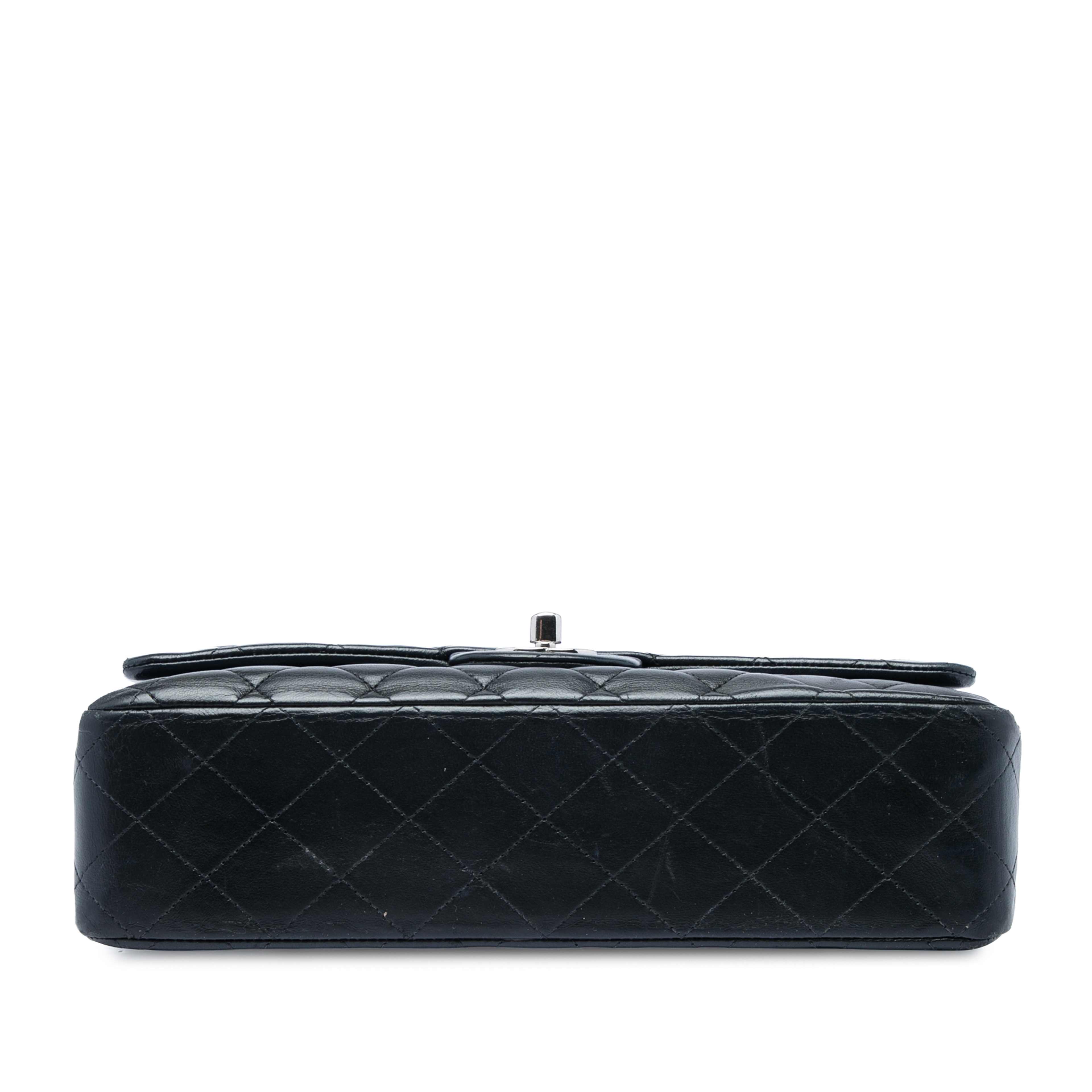 Chanel Medium Classic Lambskin Double Flap, från Luxclusif, i färgen svart. Klicka för att öppna bilden i stort format