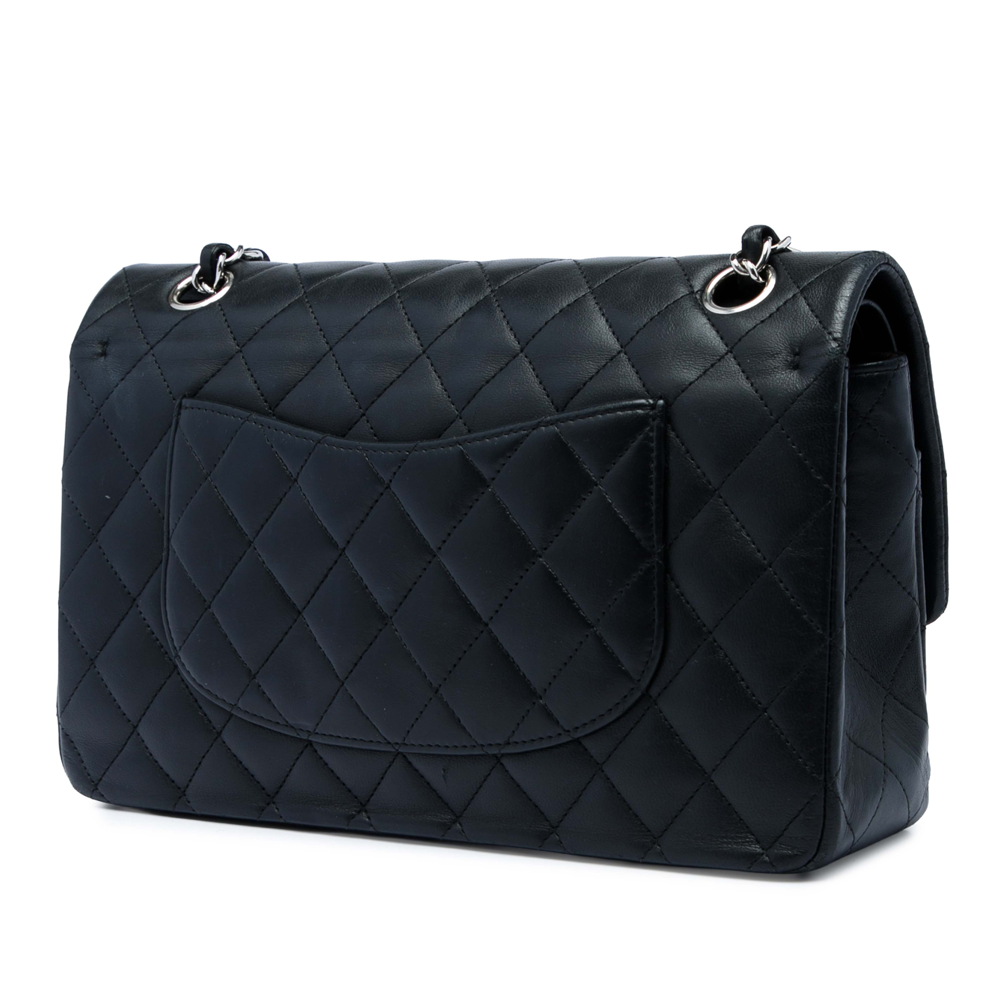Chanel Medium Classic Lambskin Double Flap, från Luxclusif, i färgen svart. Klicka för att öppna bilden i stort format
