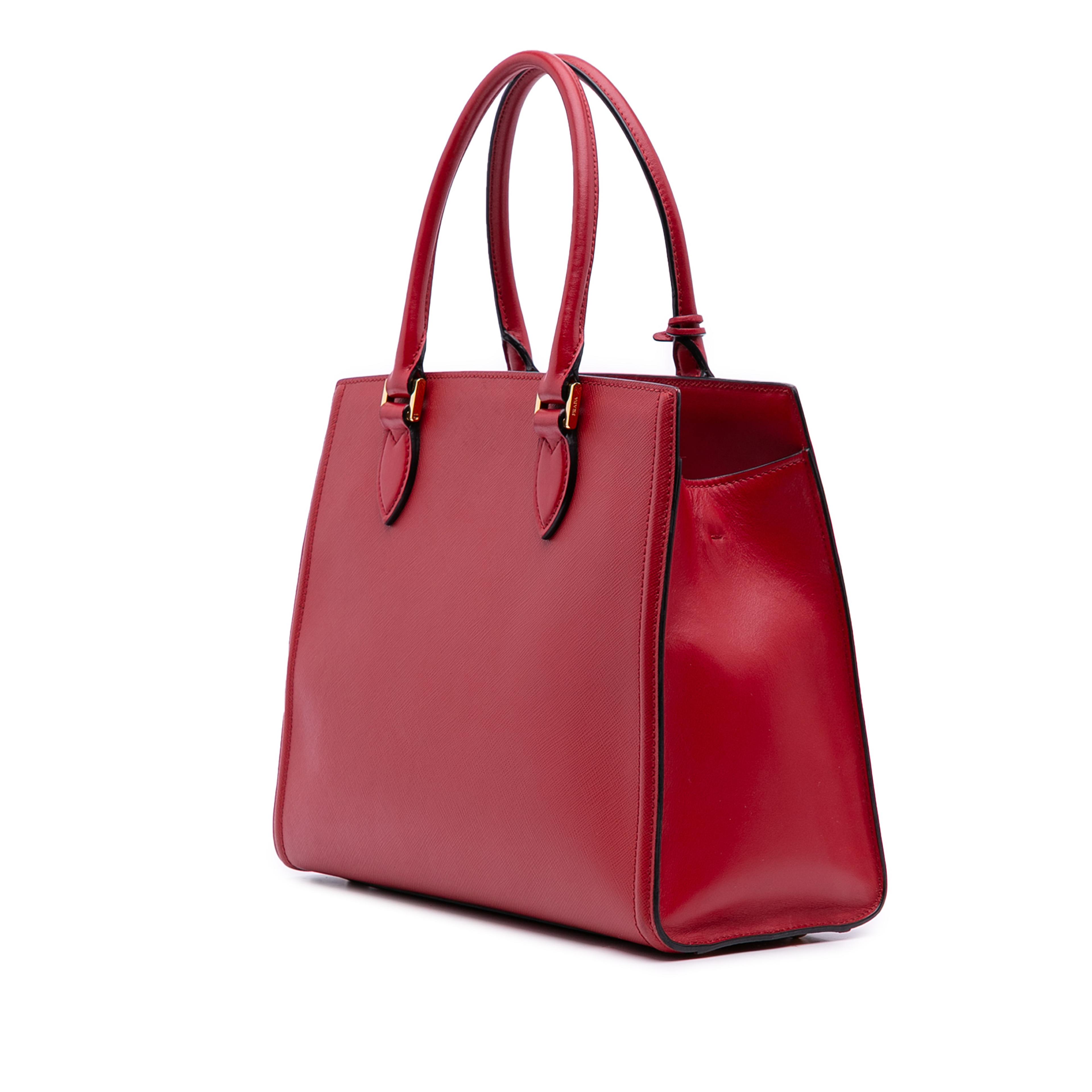 Prada Soft Calf Trimmed Saffiano Convertible Tote, från Luxclusif, i färgen röd. Klicka för att öppna bilden i stort format