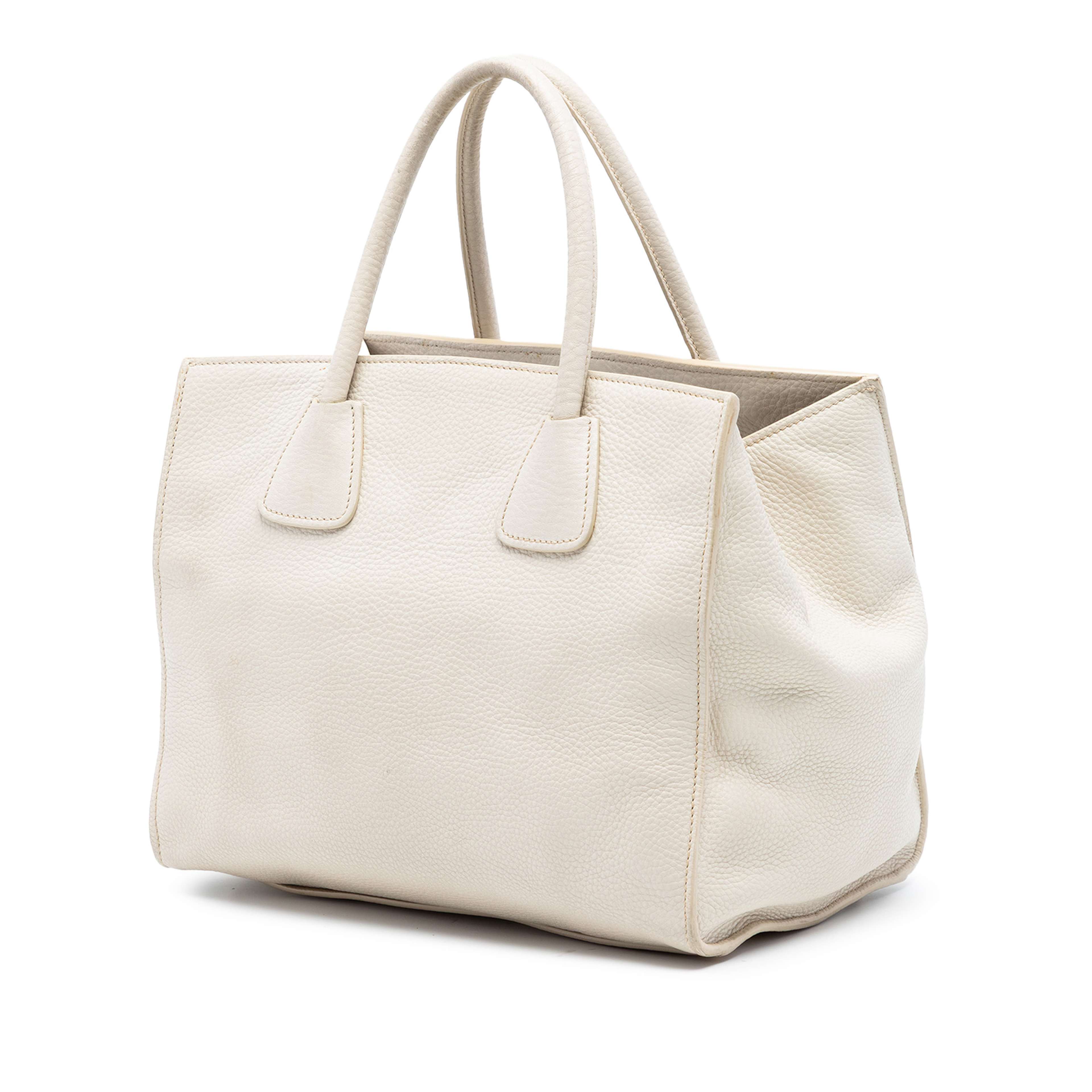 Prada Vitello Daino Front Pocket Open Convertible Tote, från Luxclusif, i färgen vit. Klicka för att öppna bilden i stort format