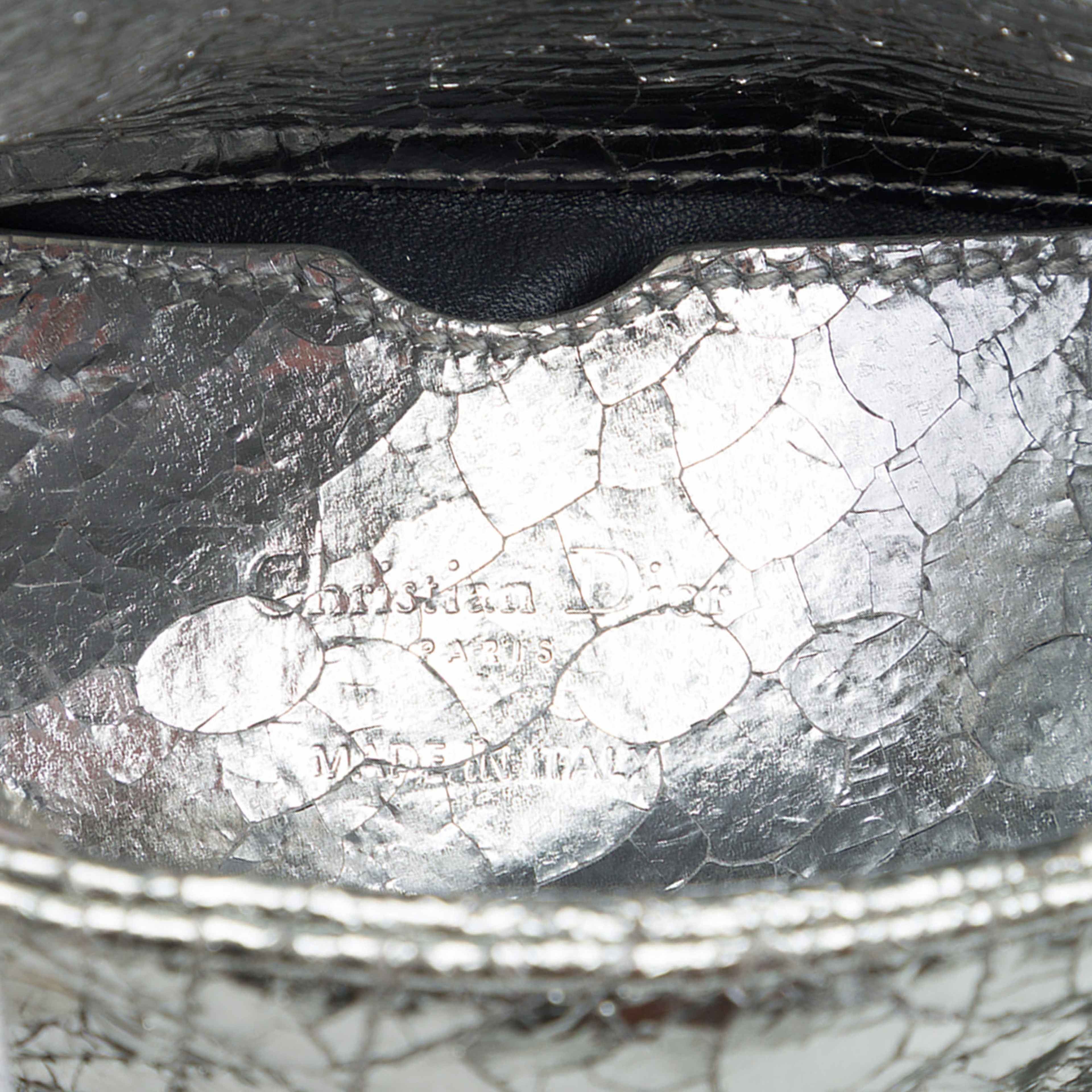 Dior Micro Metallic Crinkled Calfskin Cannage Lady Dior, från Luxclusif, i färgen silver. Klicka för att öppna bilden i stort format