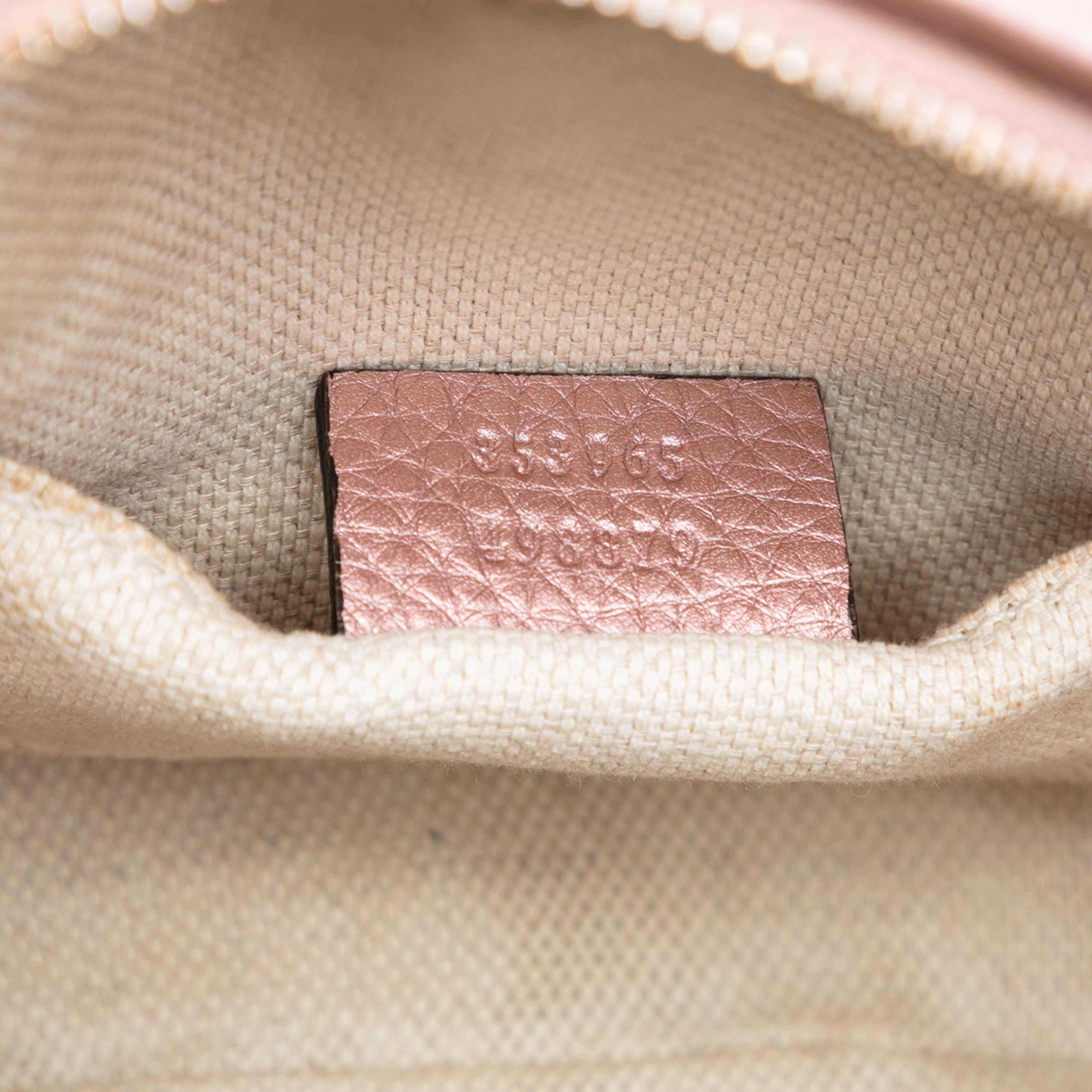 Gucci Mini Metallic Pebbled Calfskin Soho Chain Crossbody, från Luxclusif, i färgen light pink. Klicka för att öppna bilden i stort format