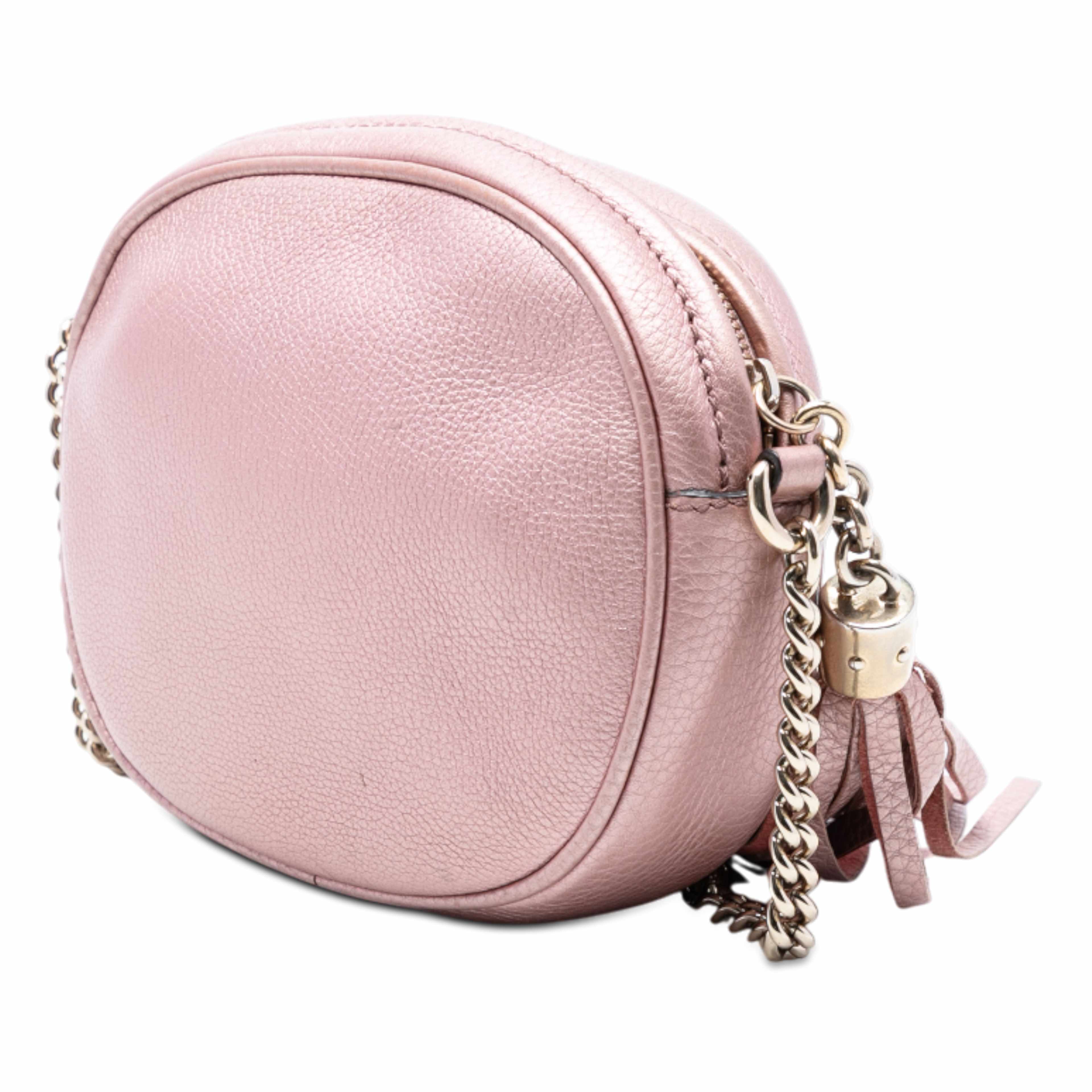 Gucci Mini Metallic Pebbled Calfskin Soho Chain Crossbody, från Luxclusif, i färgen light pink. Klicka för att öppna bilden i stort format
