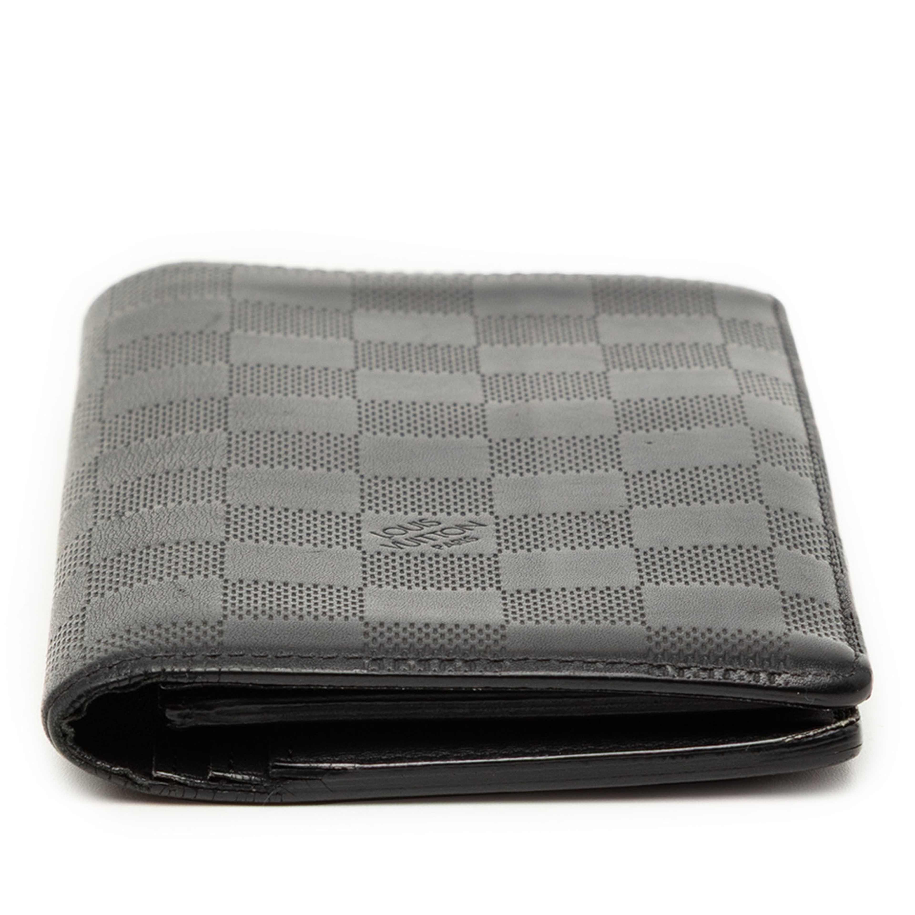 Louis Vuitton Damier Infini Portefeuille Brazza, från Luxclusif, i färgen svart. Klicka för att öppna bilden i stort format