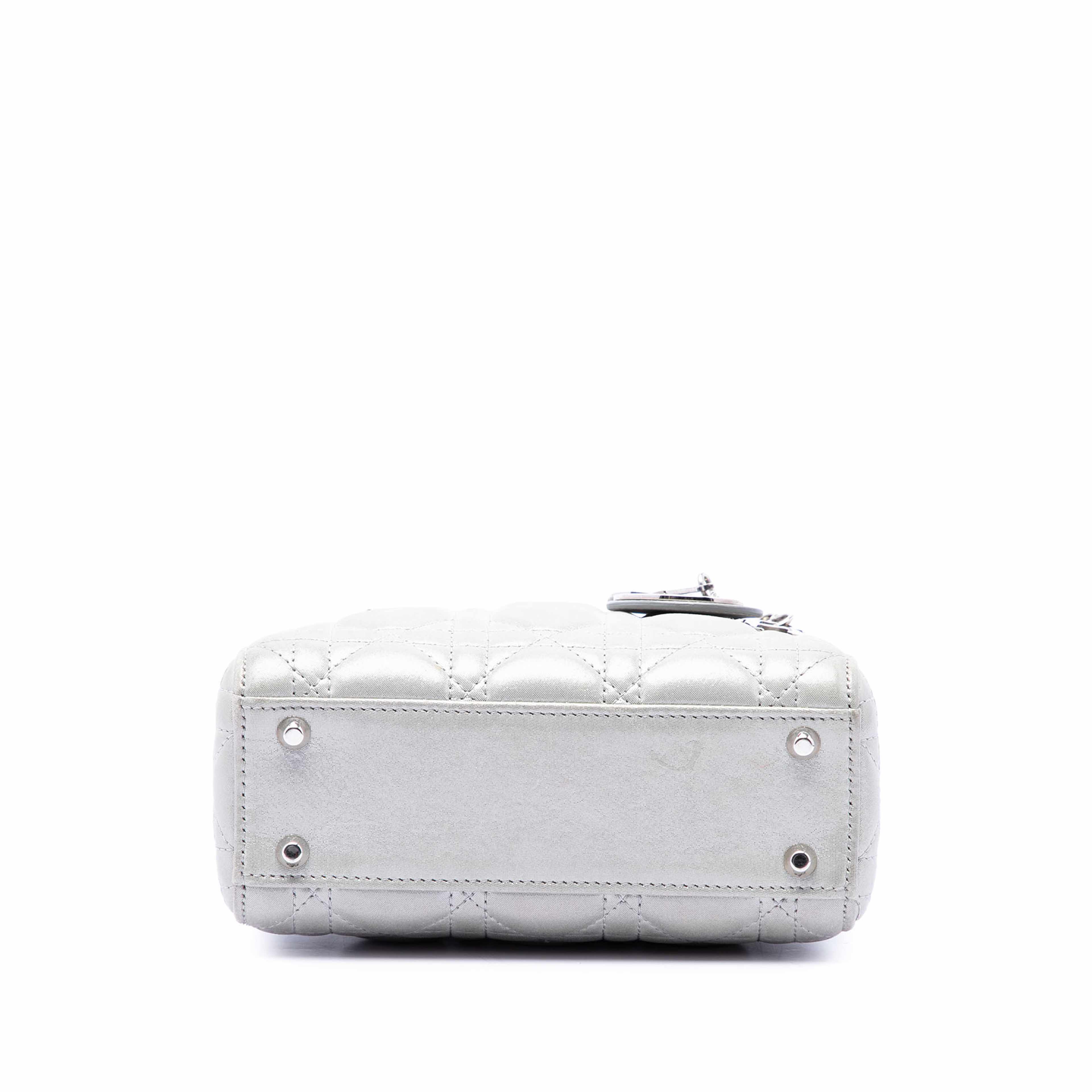 Dior Mini Iridescent Lambskin Cannage Lady Dior, från Luxclusif, i färgen silver. Klicka för att öppna bilden i stort format