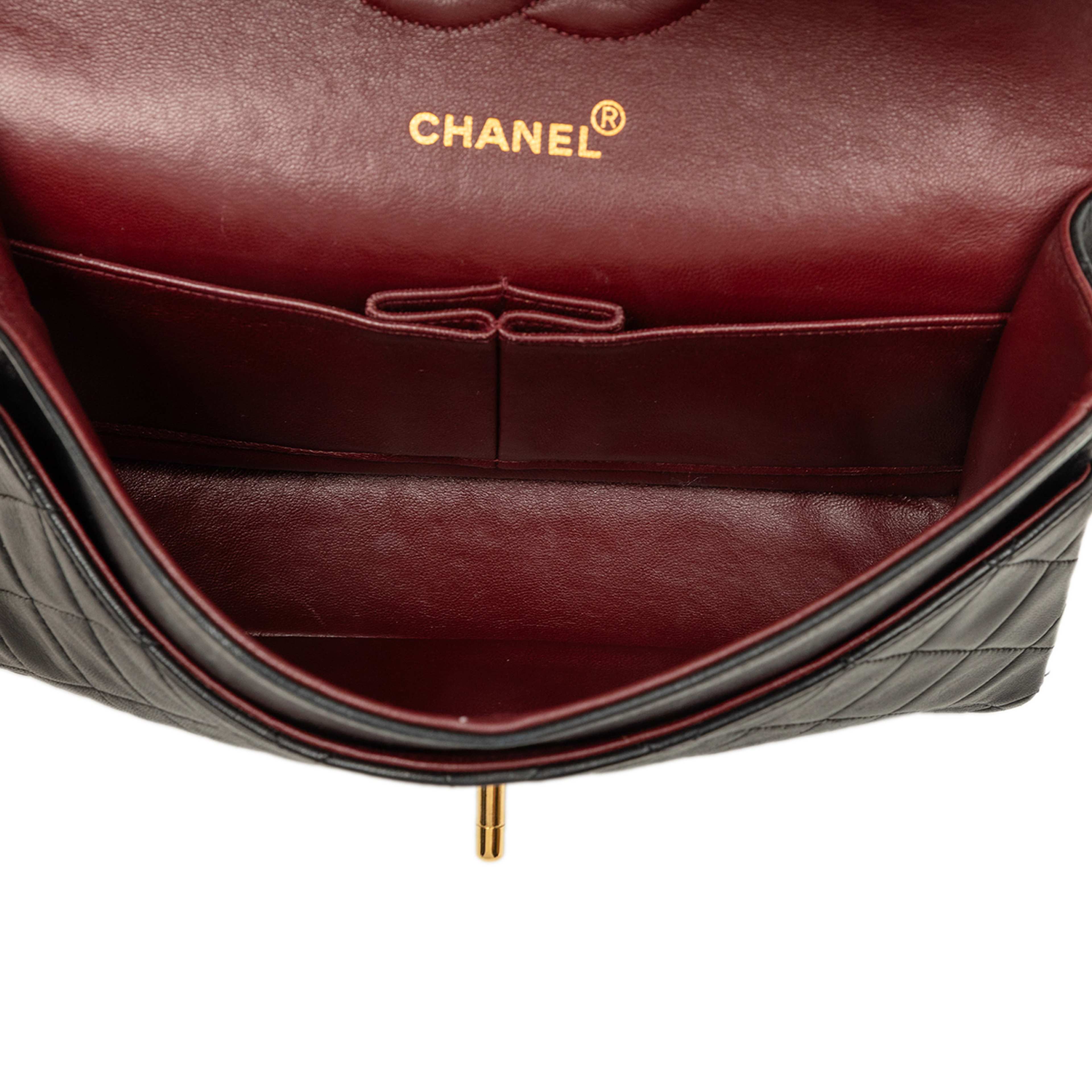 Chanel Medium Classic Lambskin Double Flap, från Luxclusif, i färgen svart. Klicka för att öppna bilden i stort format