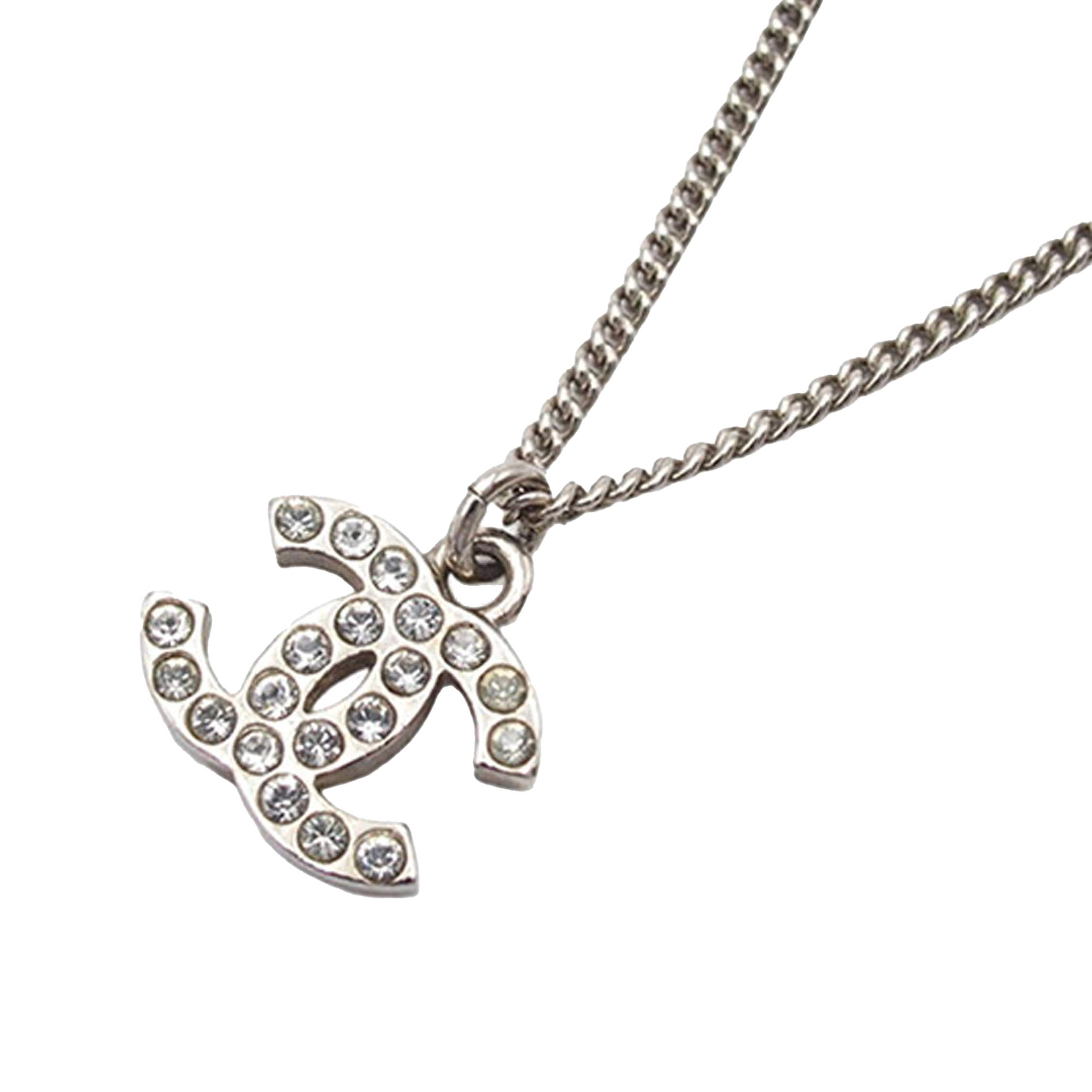 Chanel Cc Silver Plated Rhinestones Pendant Necklace, från Luxclusif, i färgen silver. Klicka för att öppna bilden i stort format