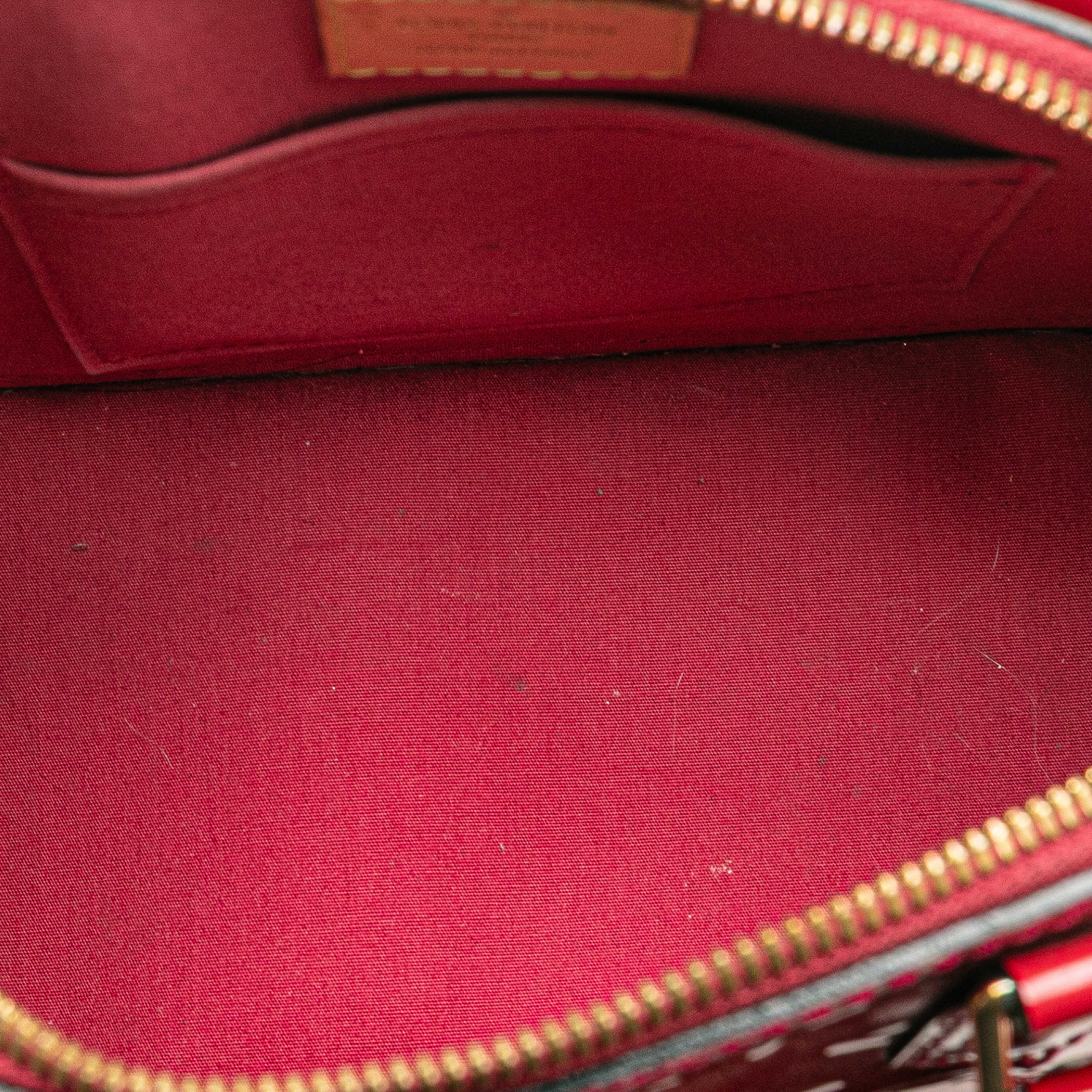 Louis Vuitton Monogram Vernis Alma Bb, från Luxclusif, i färgen red. Klicka för att öppna bilden i stort format