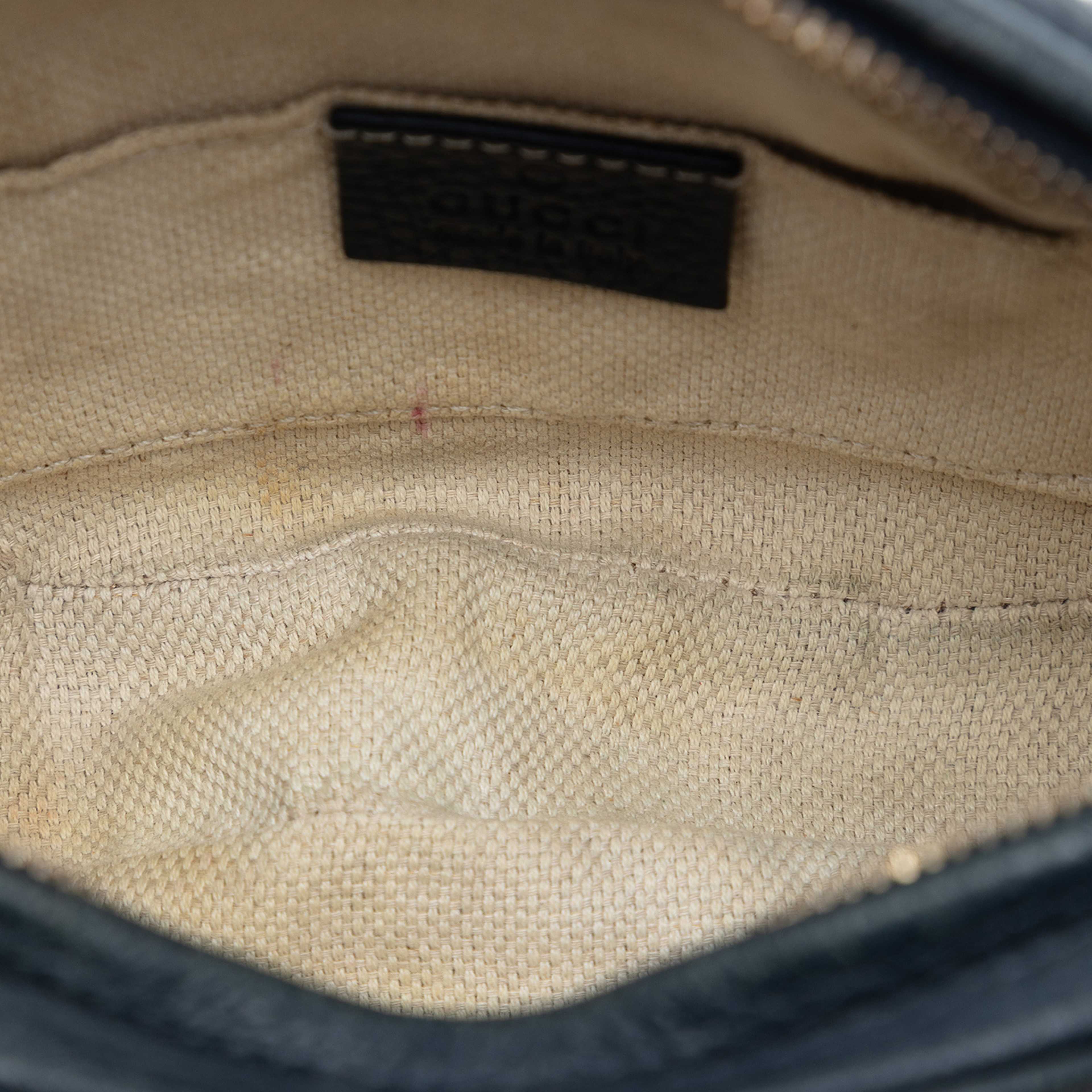 Gucci Mini Pebbled Calfskin Soho Chain Crossbody, från Luxclusif, i färgen navy. Klicka för att öppna bilden i stort format