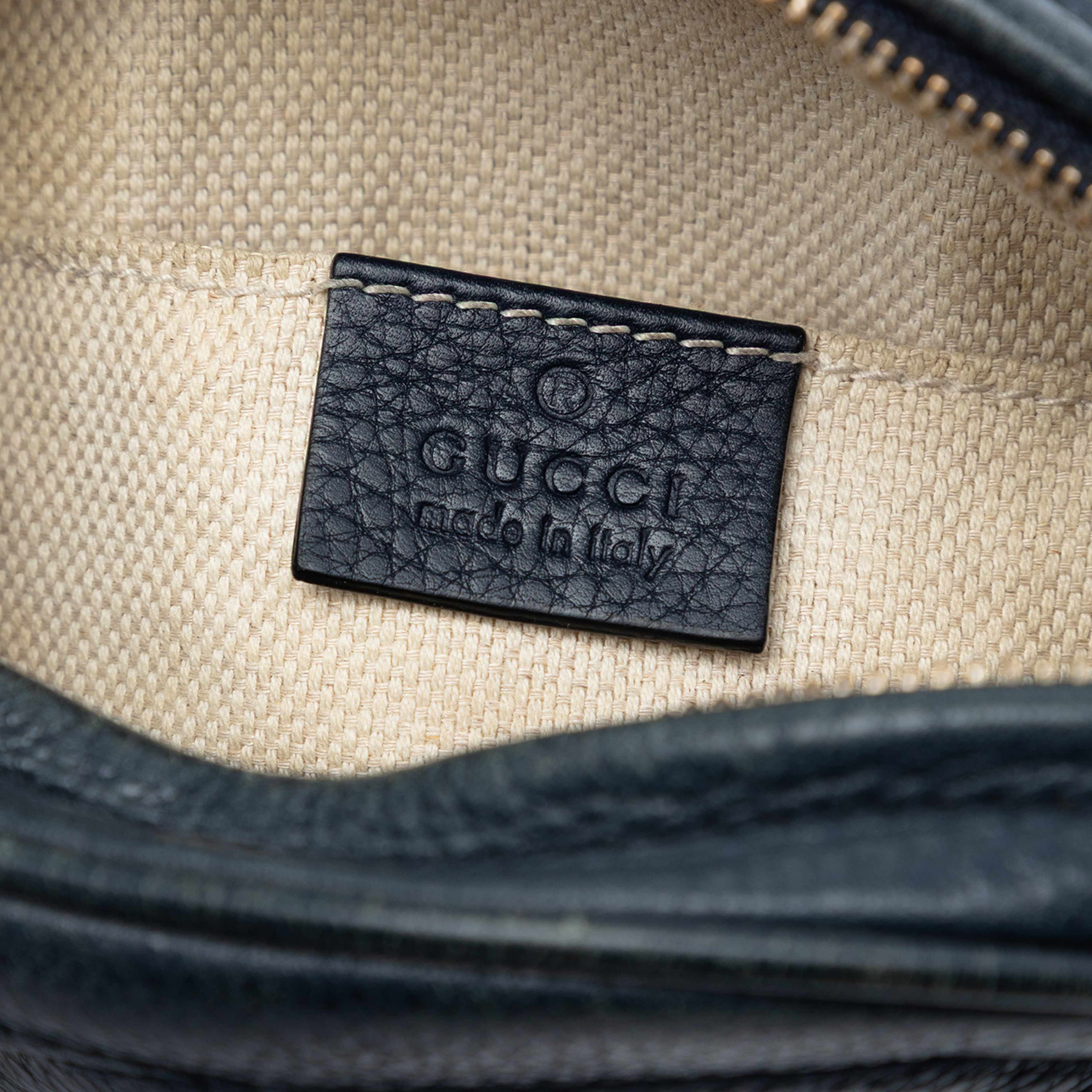 Gucci Mini Pebbled Calfskin Soho Chain Crossbody, från Luxclusif, i färgen navy. Klicka för att öppna bilden i stort format