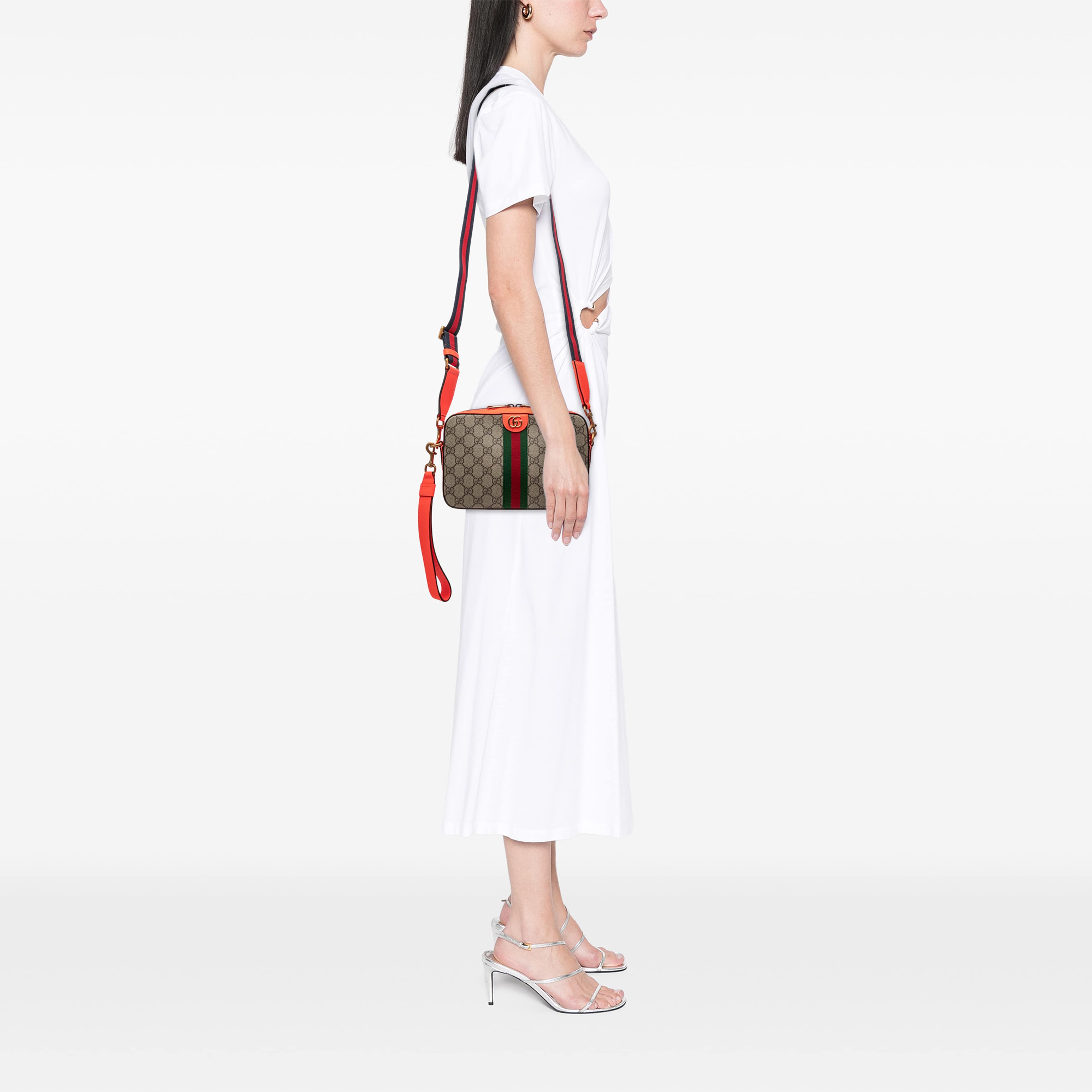Gucci Small Gg Supreme Web Ophidia Crossbody, från Luxclusif, i färgen beige. Klicka för att öppna bilden i stort format