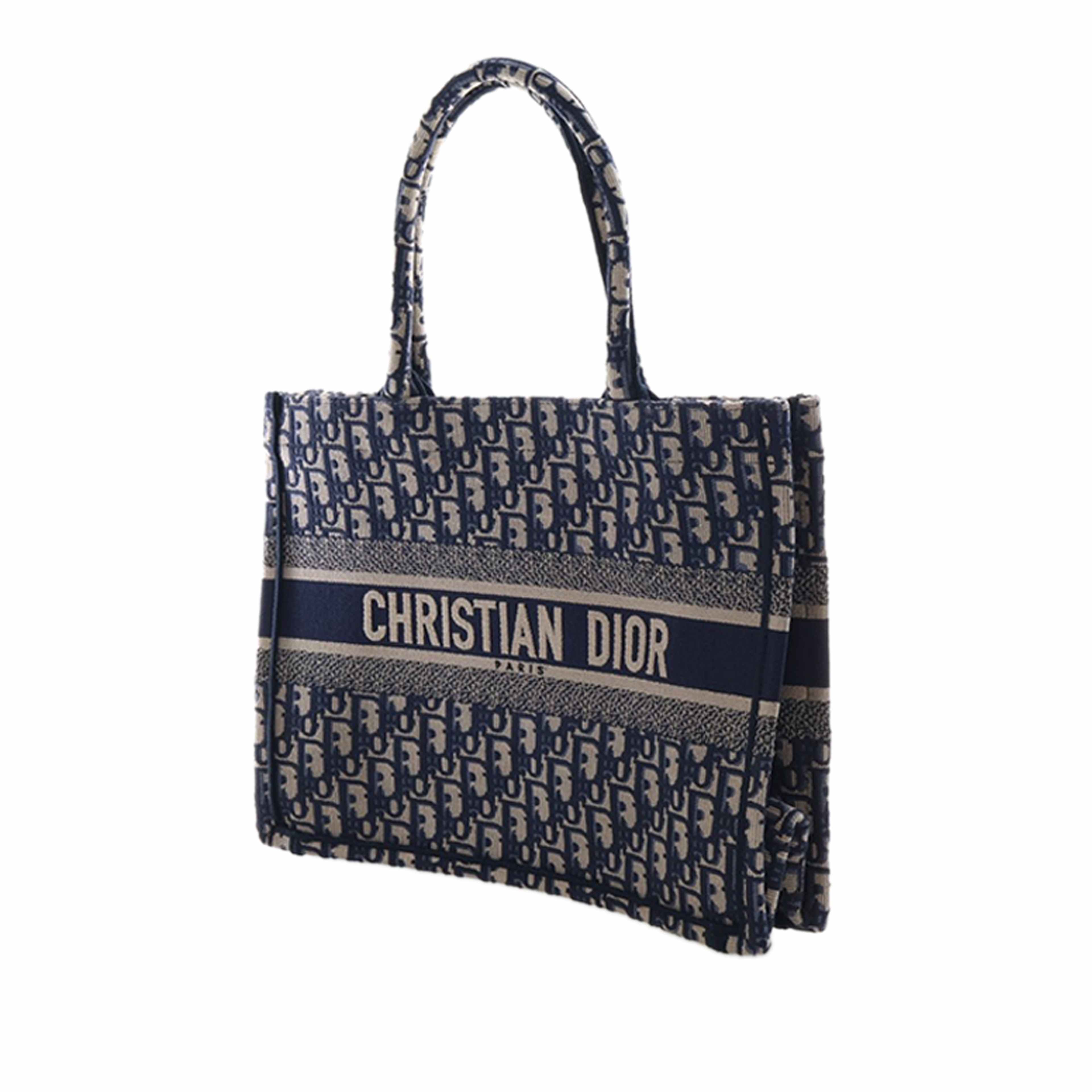 Dior Medium Oblique Embroidered Canvas Book Tote, från Luxclusif, i färgen navy. Klicka för att öppna bilden i stort format