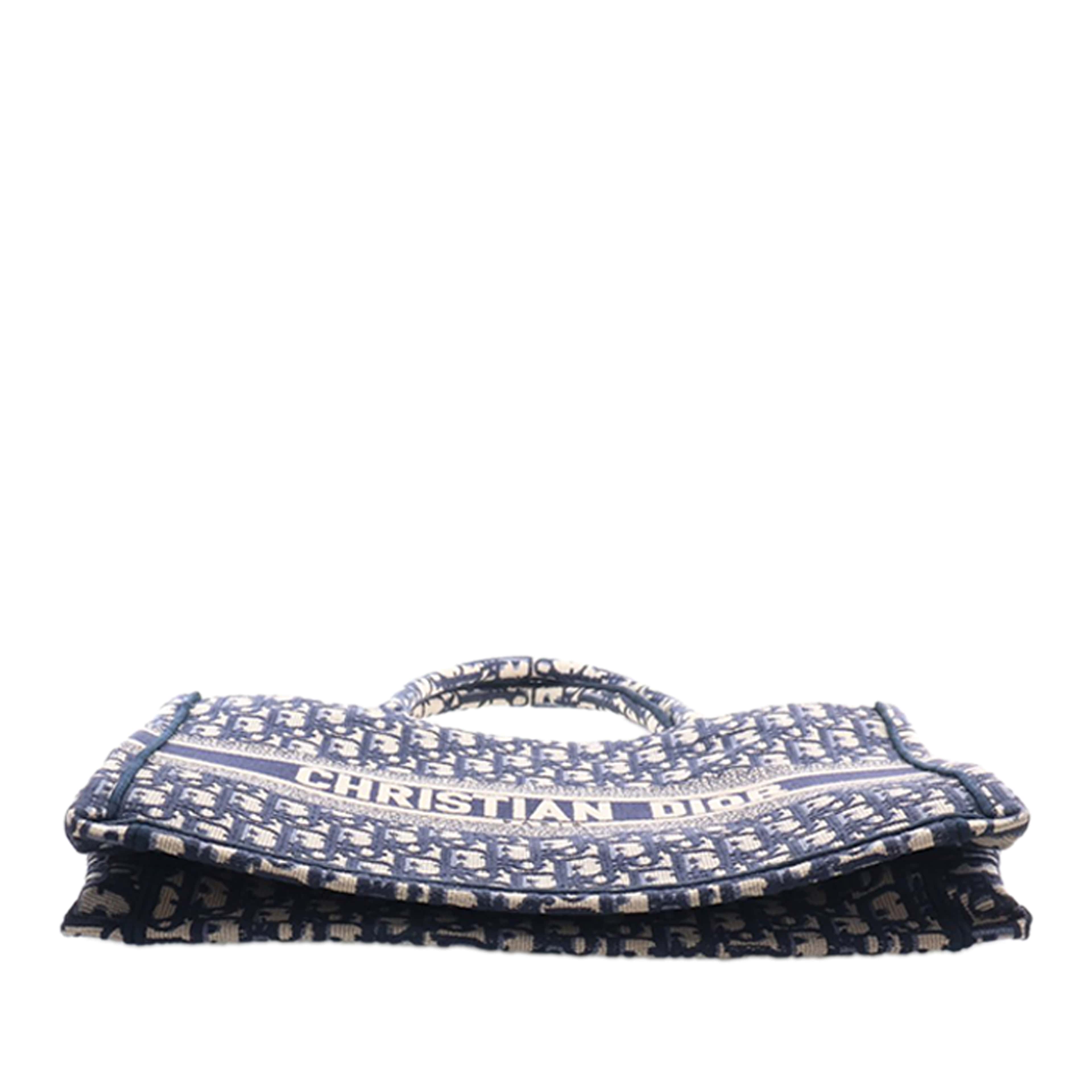 Dior Medium Oblique Embroidered Canvas Book Tote, från Luxclusif, i färgen navy. Klicka för att öppna bilden i stort format