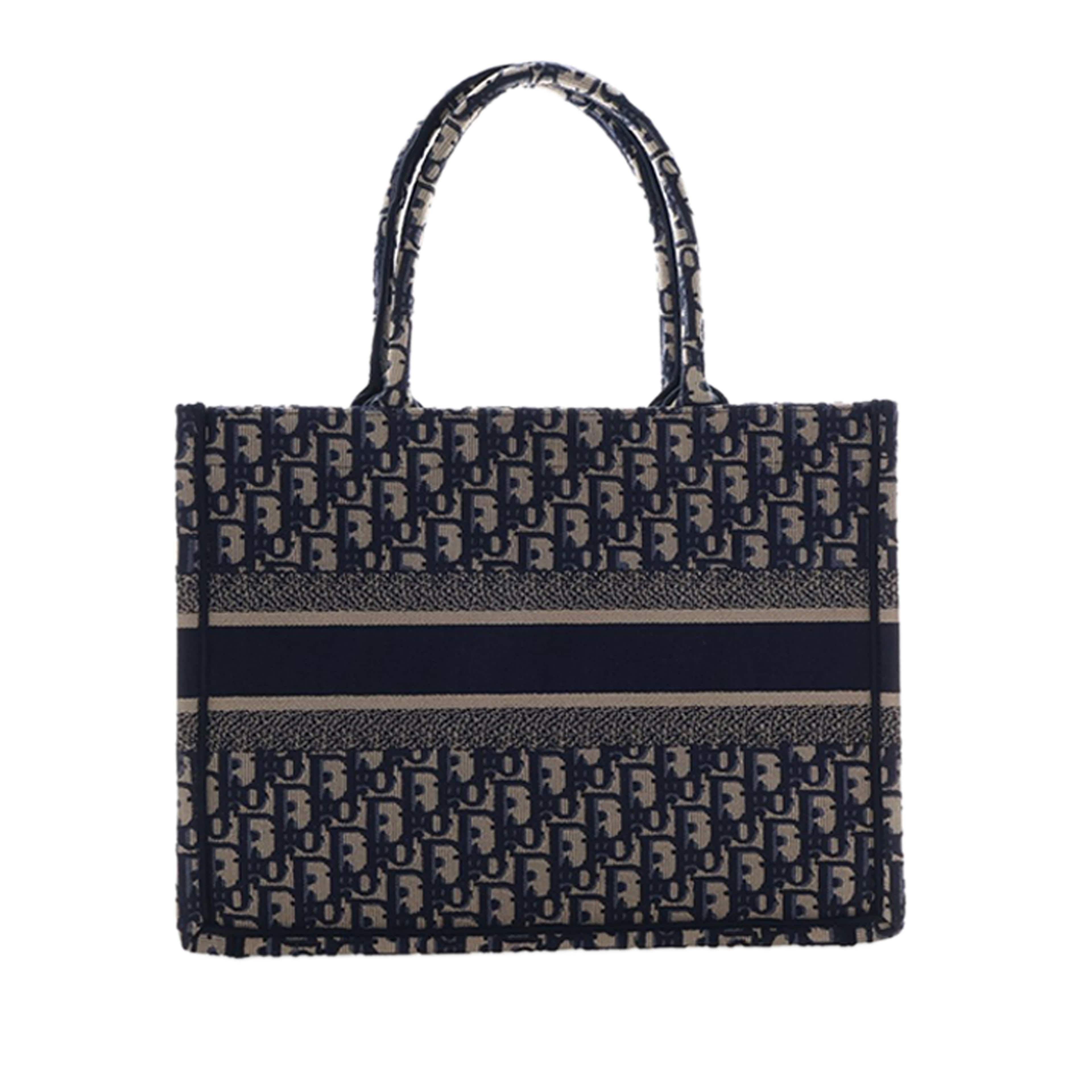 Dior Medium Oblique Embroidered Canvas Book Tote, från Luxclusif, i färgen navy. Klicka för att öppna bilden i stort format