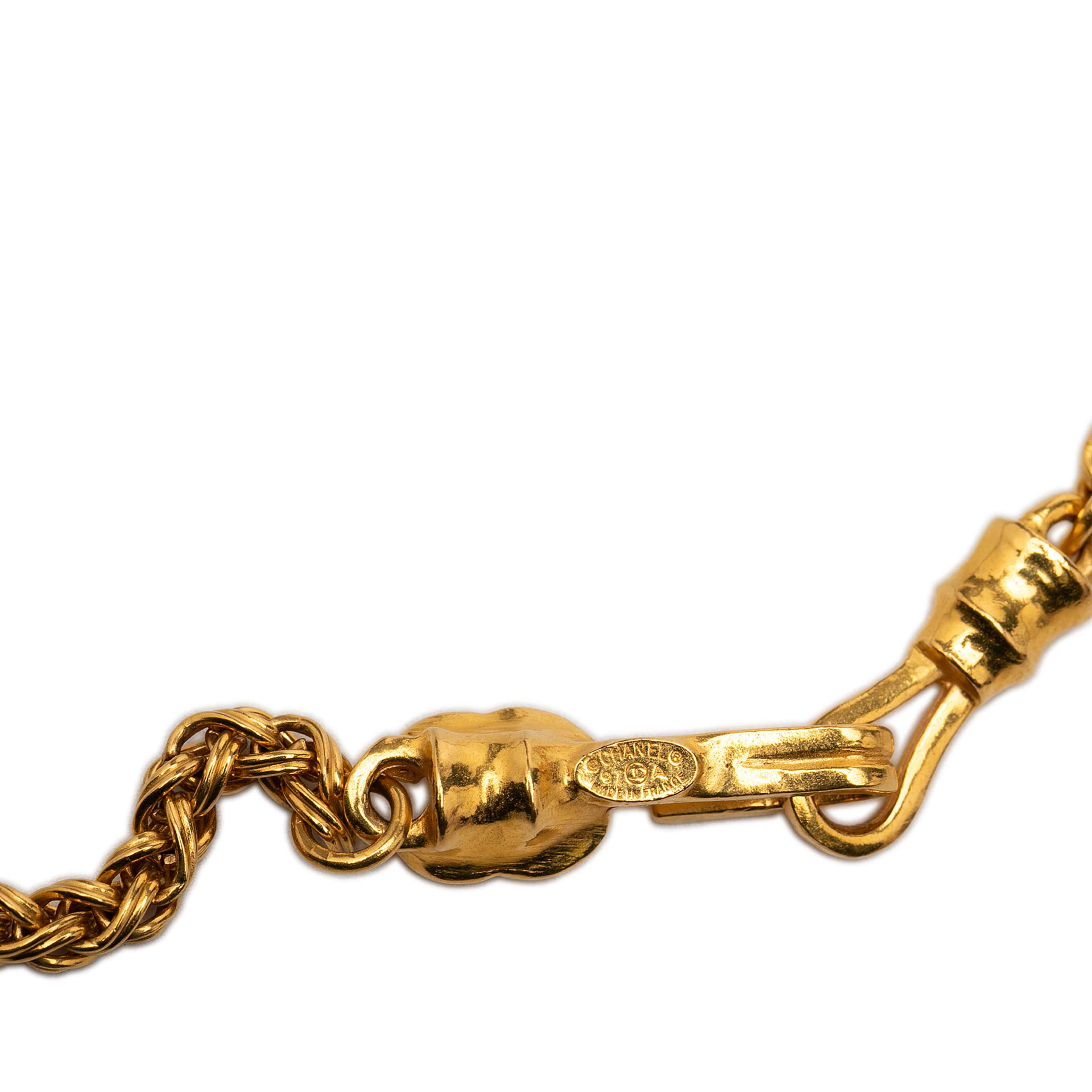 Chanel Cc Gold Plated Stone Oval Pendant Necklace, från Luxclusif, i färgen gold. Klicka för att öppna bilden i stort format