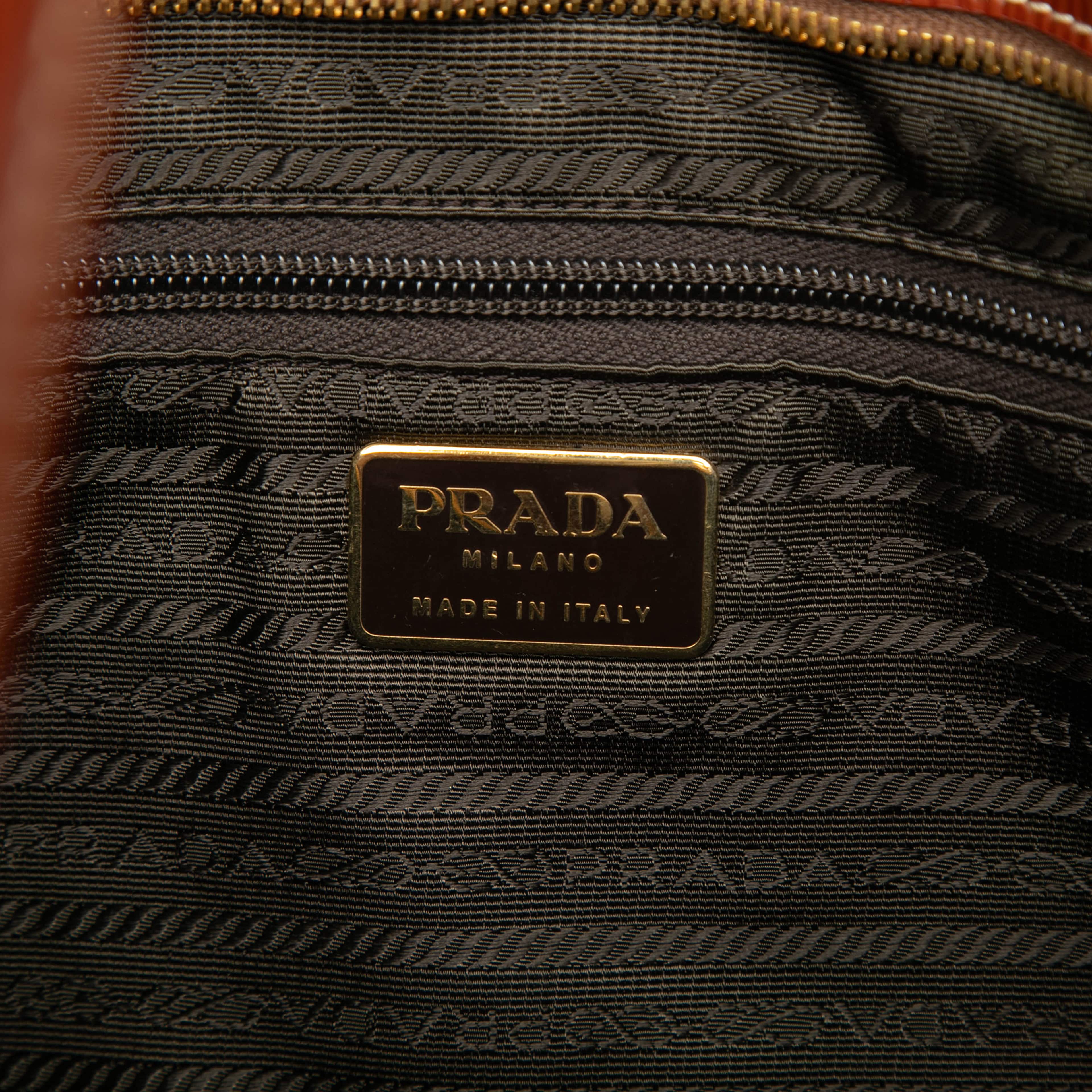 Prada Textured Patent St Grana Paglia Tote, från Luxclusif, i färgen rust. Klicka för att öppna bilden i stort format