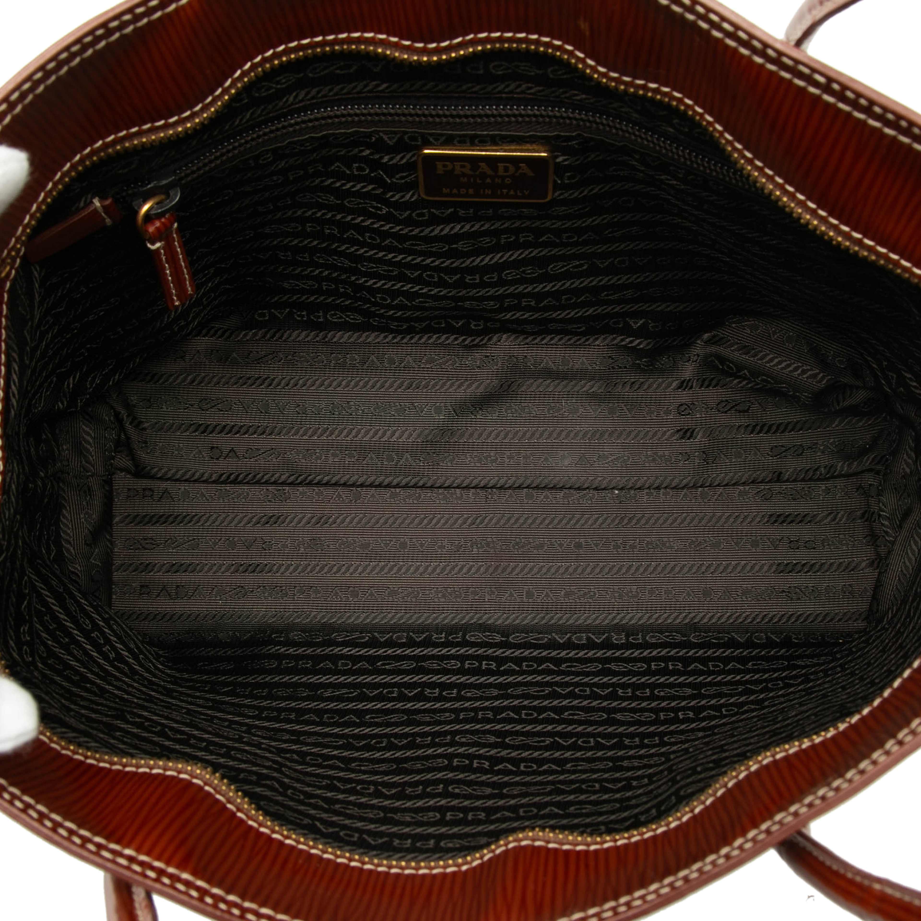 Prada Textured Patent St Grana Paglia Tote, från Luxclusif, i färgen rust. Klicka för att öppna bilden i stort format
