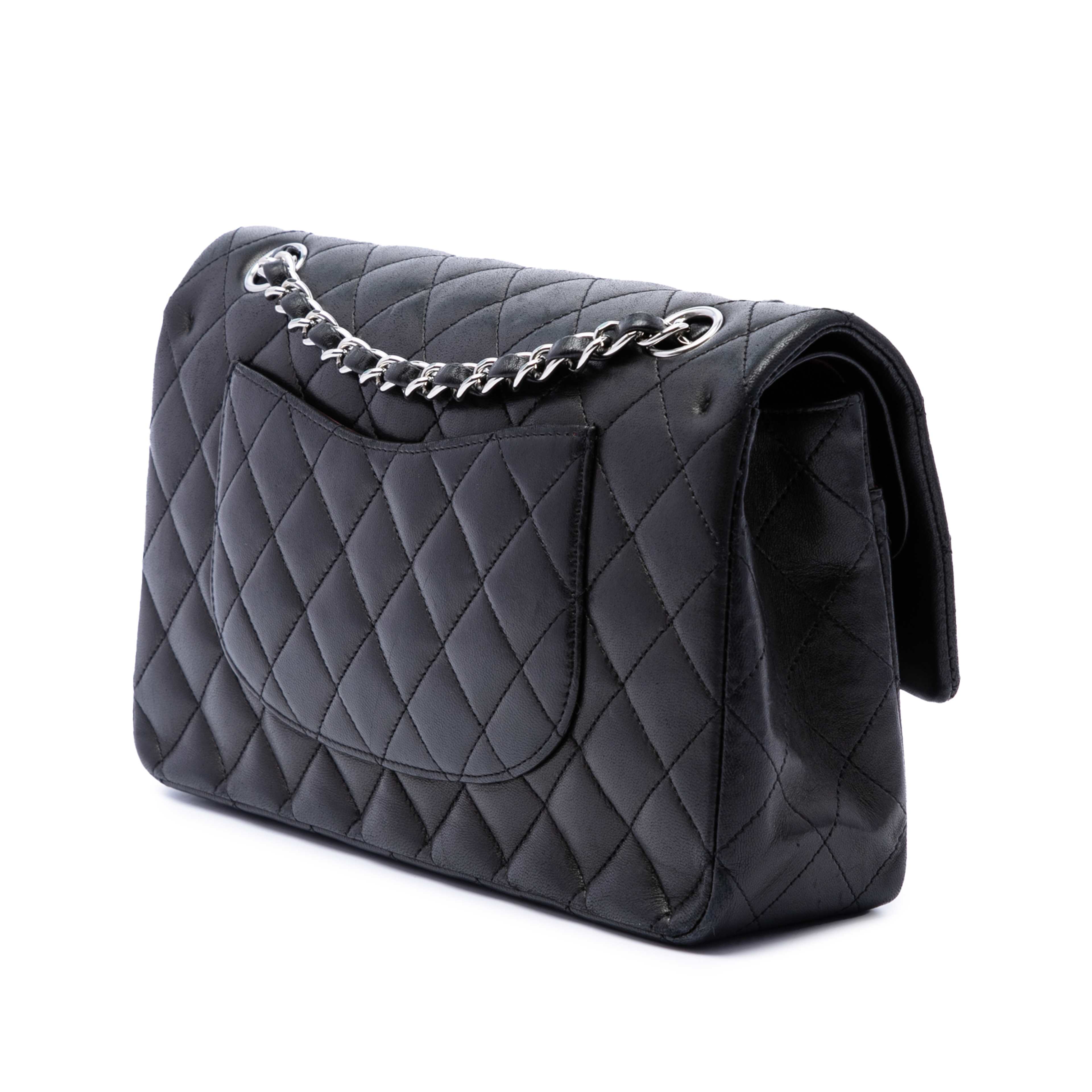Chanel Medium Classic Lambskin Double Flap, från Luxclusif, i färgen svart. Klicka för att öppna bilden i stort format