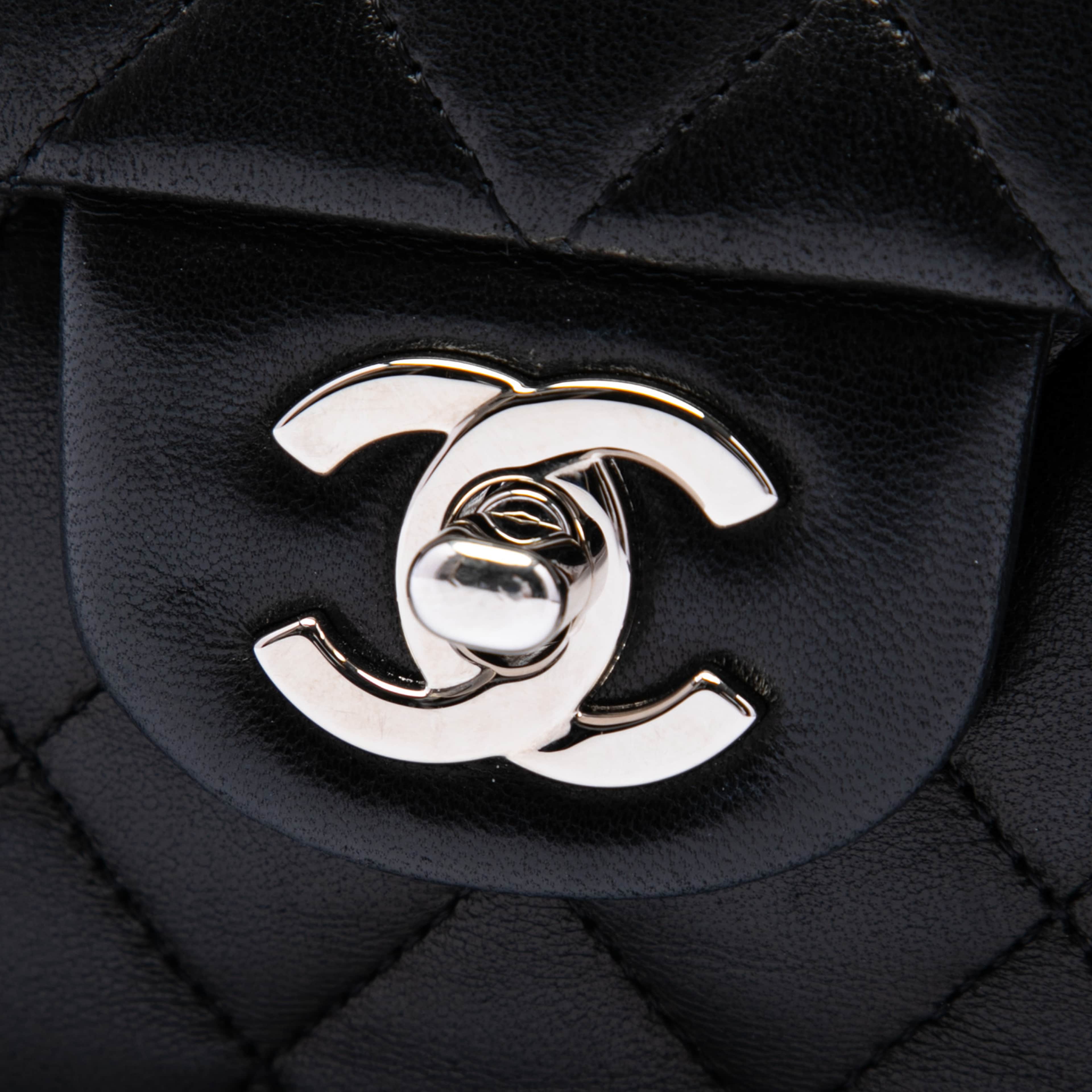 Chanel Medium Classic Lambskin Double Flap, från Luxclusif, i färgen svart. Klicka för att öppna bilden i stort format
