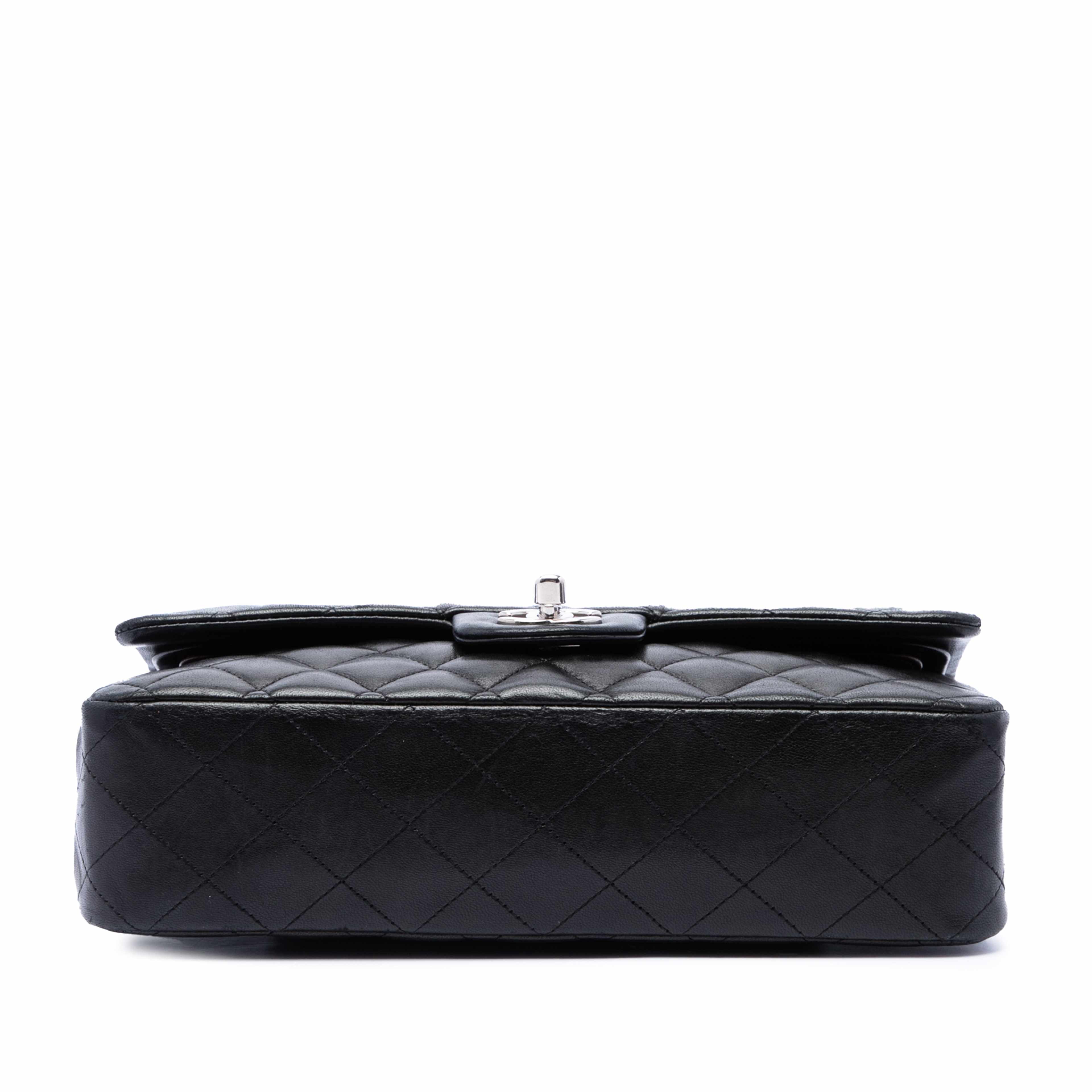 Chanel Medium Classic Lambskin Double Flap, från Luxclusif, i färgen svart. Klicka för att öppna bilden i stort format