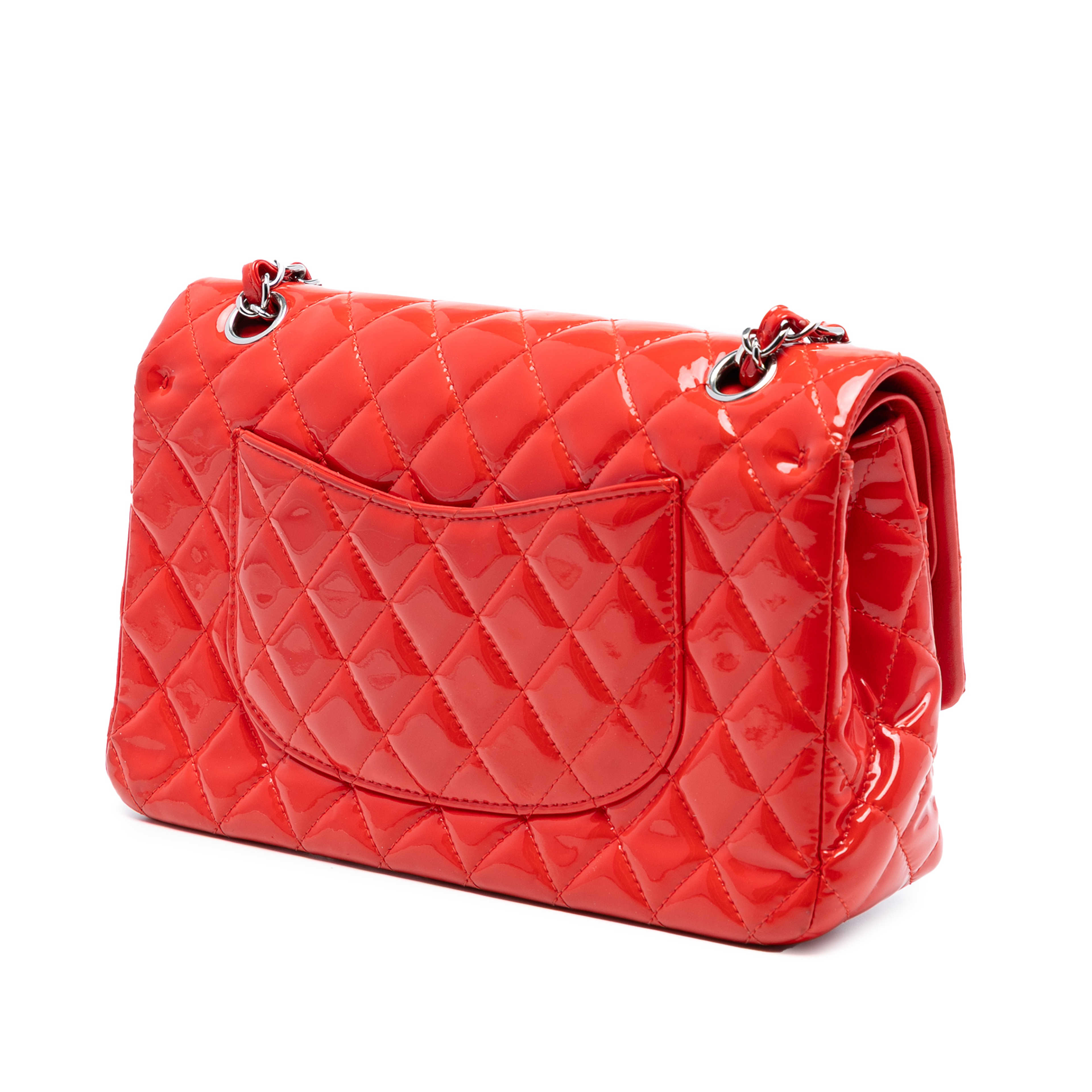 Chanel Medium Classic Patent Double Flap, från Luxclusif, i färgen red. Klicka för att öppna bilden i stort format