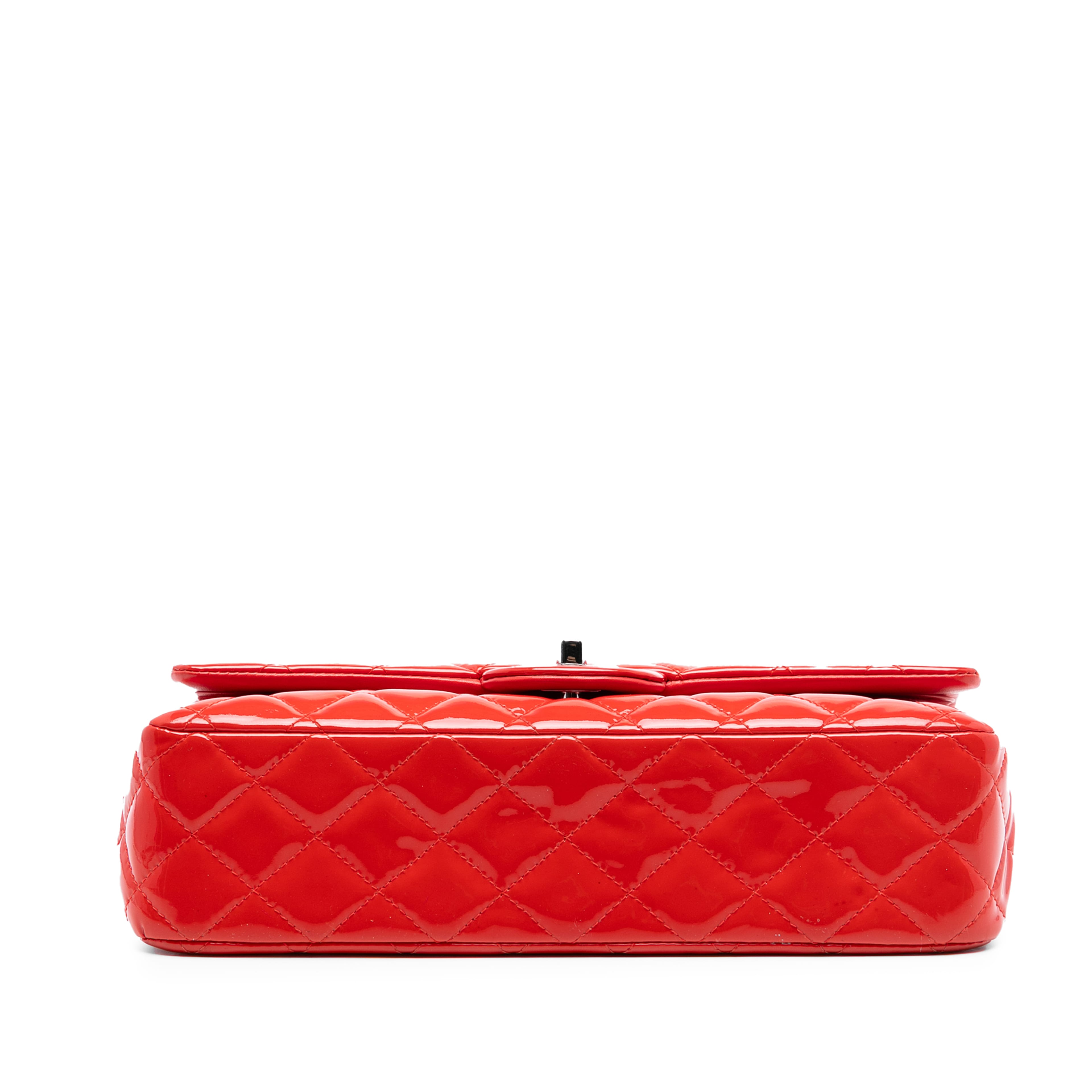 Chanel Medium Classic Patent Double Flap, från Luxclusif, i färgen red. Klicka för att öppna bilden i stort format