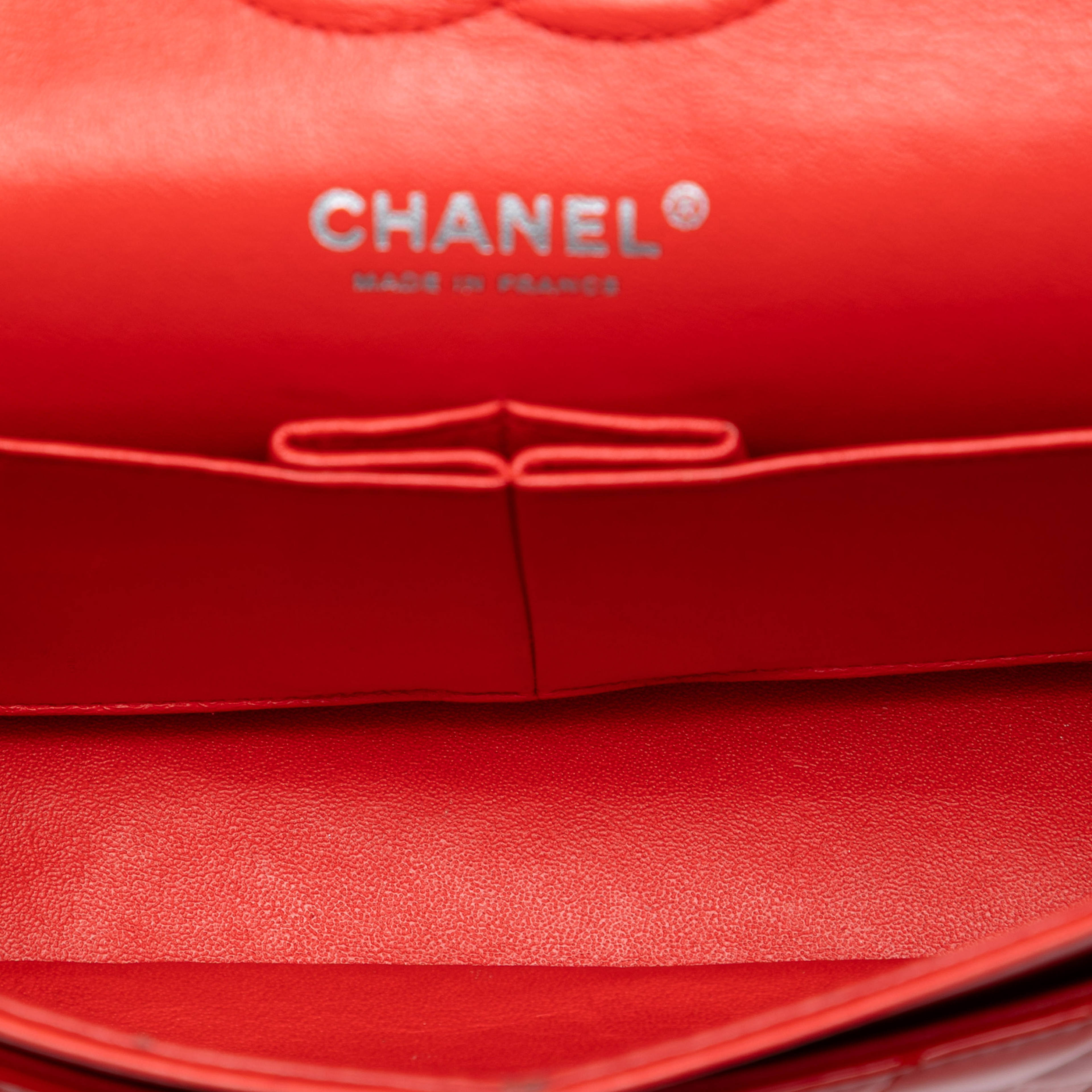 Chanel Medium Classic Patent Double Flap, från Luxclusif, i färgen red. Klicka för att öppna bilden i stort format