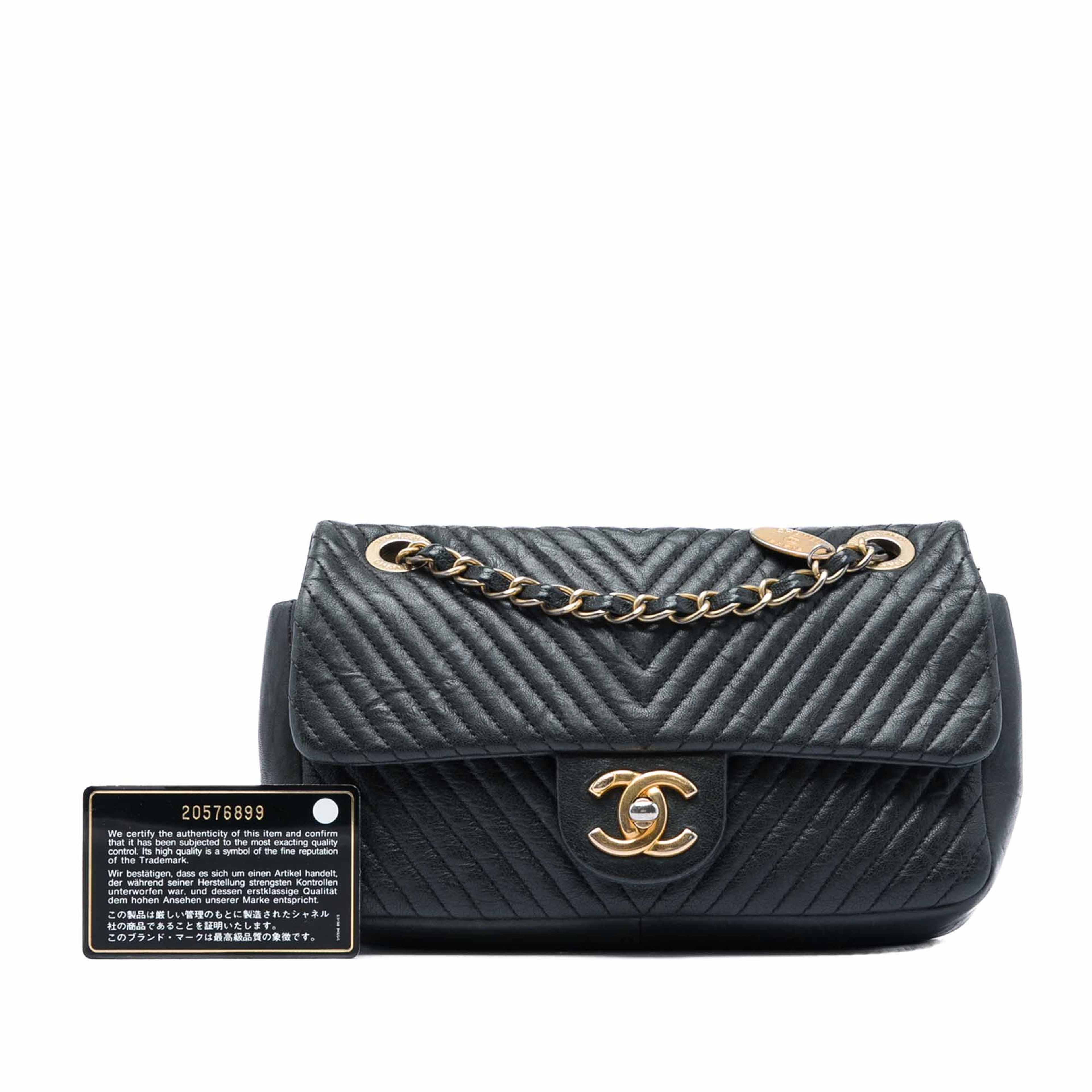Chanel Small Chevron Wrinkled Calfskin Medallion Charm Surpique Flap, från Luxclusif, i färgen svart. Klicka för att öppna bilden i stort format