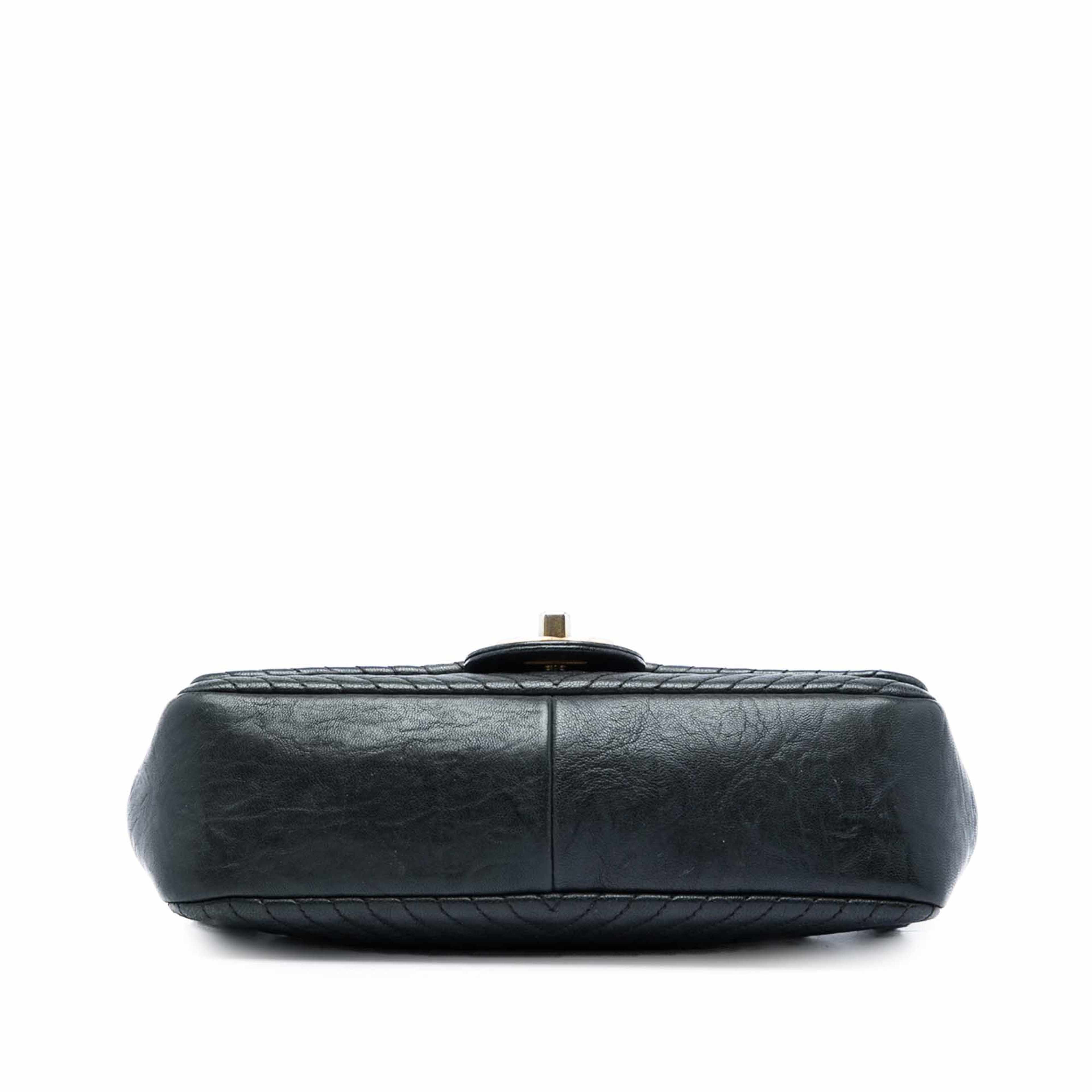 Chanel Small Chevron Wrinkled Calfskin Medallion Charm Surpique Flap, från Luxclusif, i färgen svart. Klicka för att öppna bilden i stort format