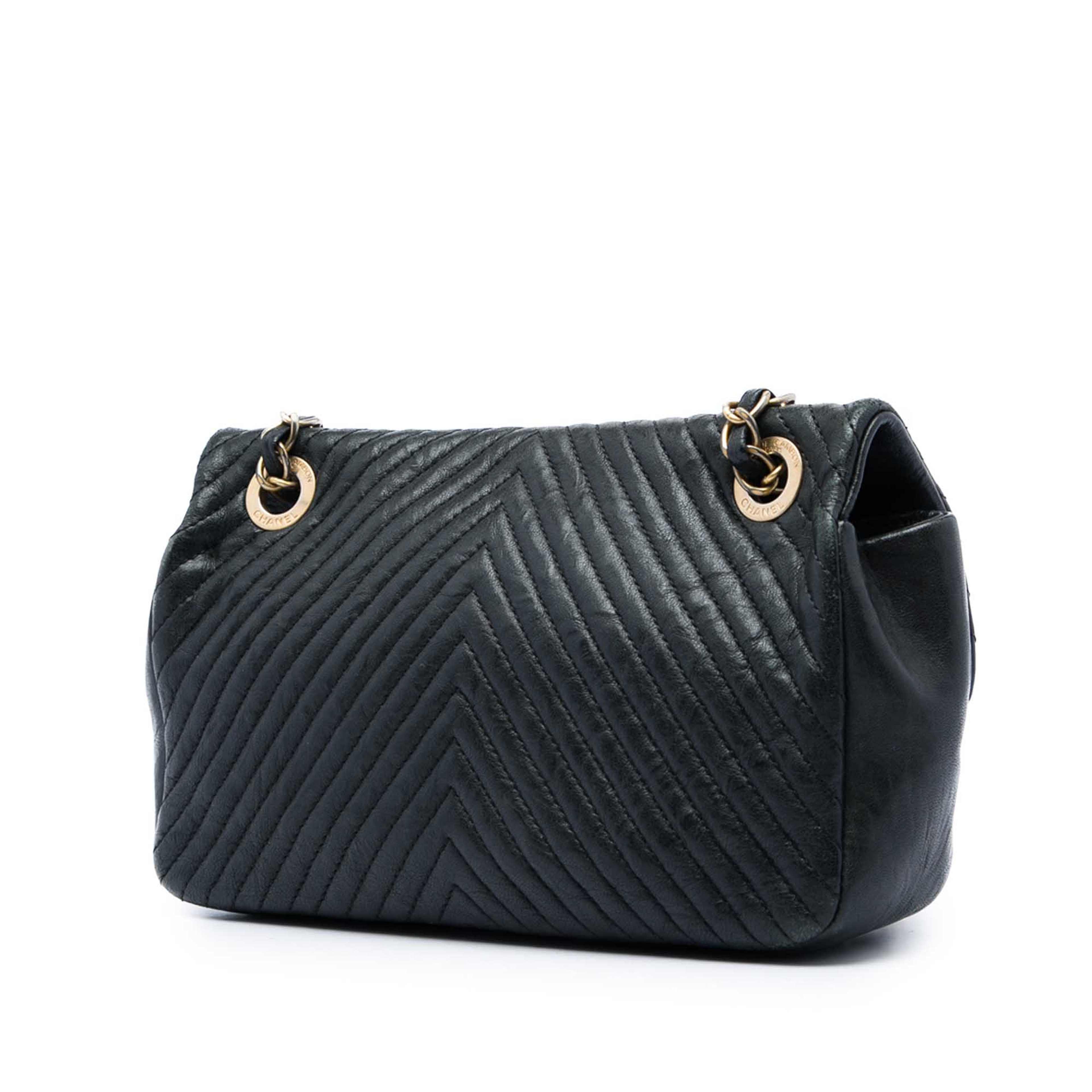 Chanel Small Chevron Wrinkled Calfskin Medallion Charm Surpique Flap, från Luxclusif, i färgen svart. Klicka för att öppna bilden i stort format