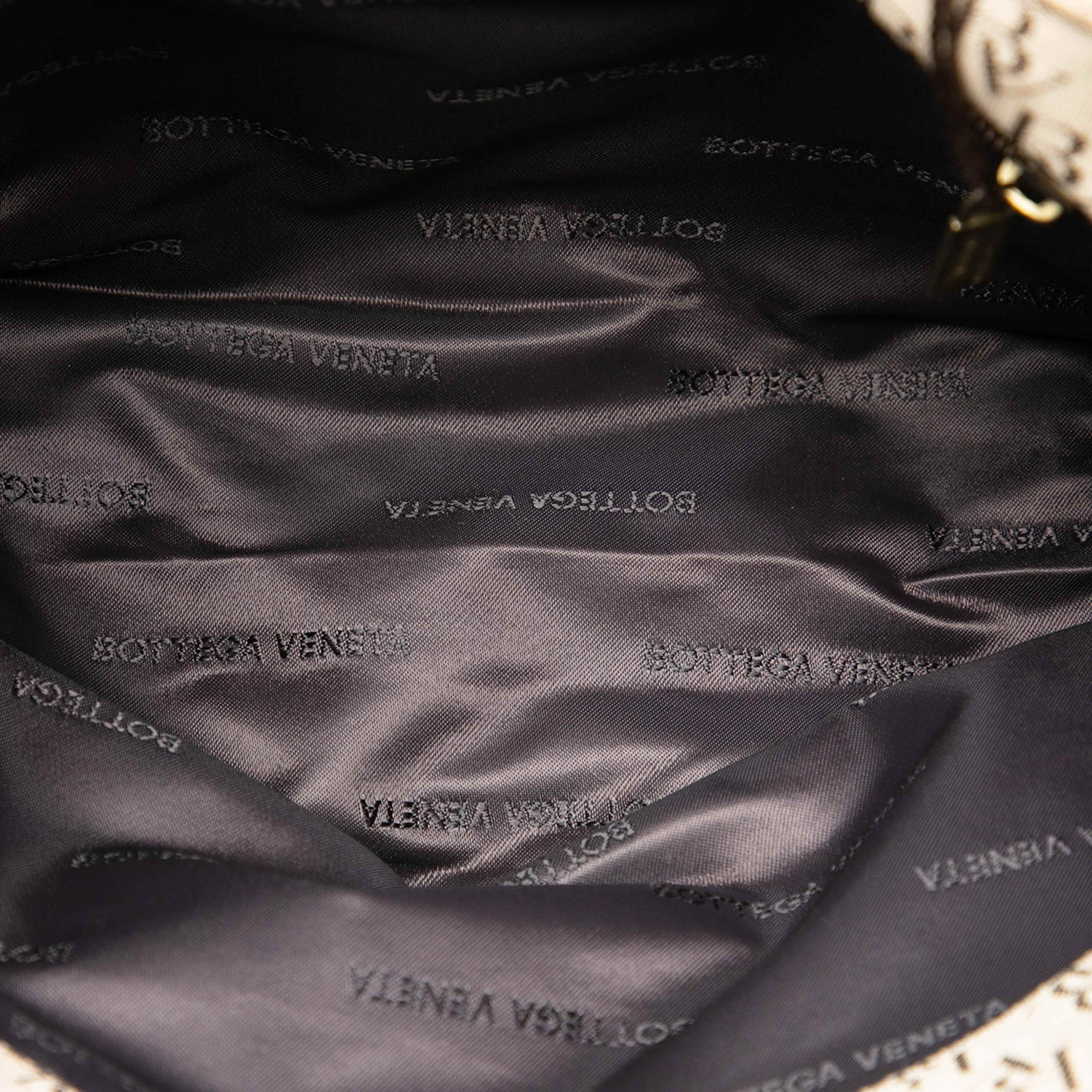 Bottega Veneta Bv Monogram Jacquard Tote, från Luxclusif, i färgen beige. Klicka för att öppna bilden i stort format